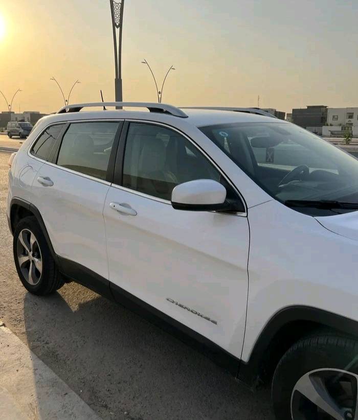 جيب شيروكي 2020 
محرك 4 سلندر 2400 
مواصفات لمتد
تحكمات ستيرن 
شاشة كبيرة
كشنات جلد ابيض 
تدفئة كشنات
تدفئة ستيرن
حساسات خلفية
صندوق كهرباء 
كامرة دواره
رادار جانبي
تقرير غرق تعمل وتسير 
بدون حادث بدون تبديل بدون صبغ
رقم بصرة الجديد بأسمي تحويل ثاني يوم
سنوية لغاية 2030
شكد ماشي العداد بالضبط؟ وهل الصيانة الدورية للمكينة والقير منتظمة وبيها أي ملاحظات؟: 
126000 كيلو متر
السيارة 4x4 لو دفع أمامي؟ وشنو نوع الفئة/الاستمارة بالضبط إذا أكو تفاصيل إضافية غير لمتد؟: 
تو ويل دفع امامي
وين موقع السيارة حالياً بأي محافظة/منطقة؟ وممكن تنفحص بأي وقت لو لازم موعد؟: 
بصرة
السعر شكد نهائي لو بيه مجال للمراوس؟ وهل تريدها بيع مباشر لو تبديل ماكو؟: 
140 ورقه بي مجال 