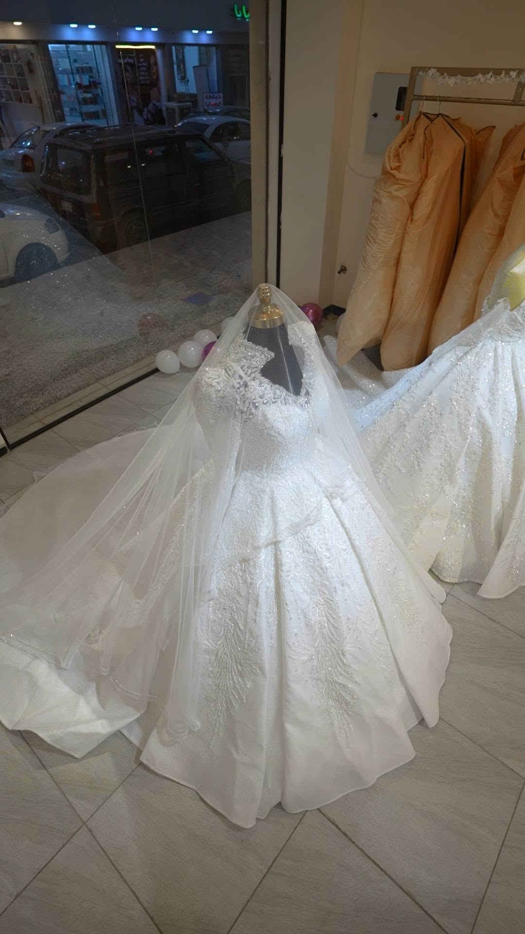 بدلة زفاف • دانتيل • ايجار متوفر