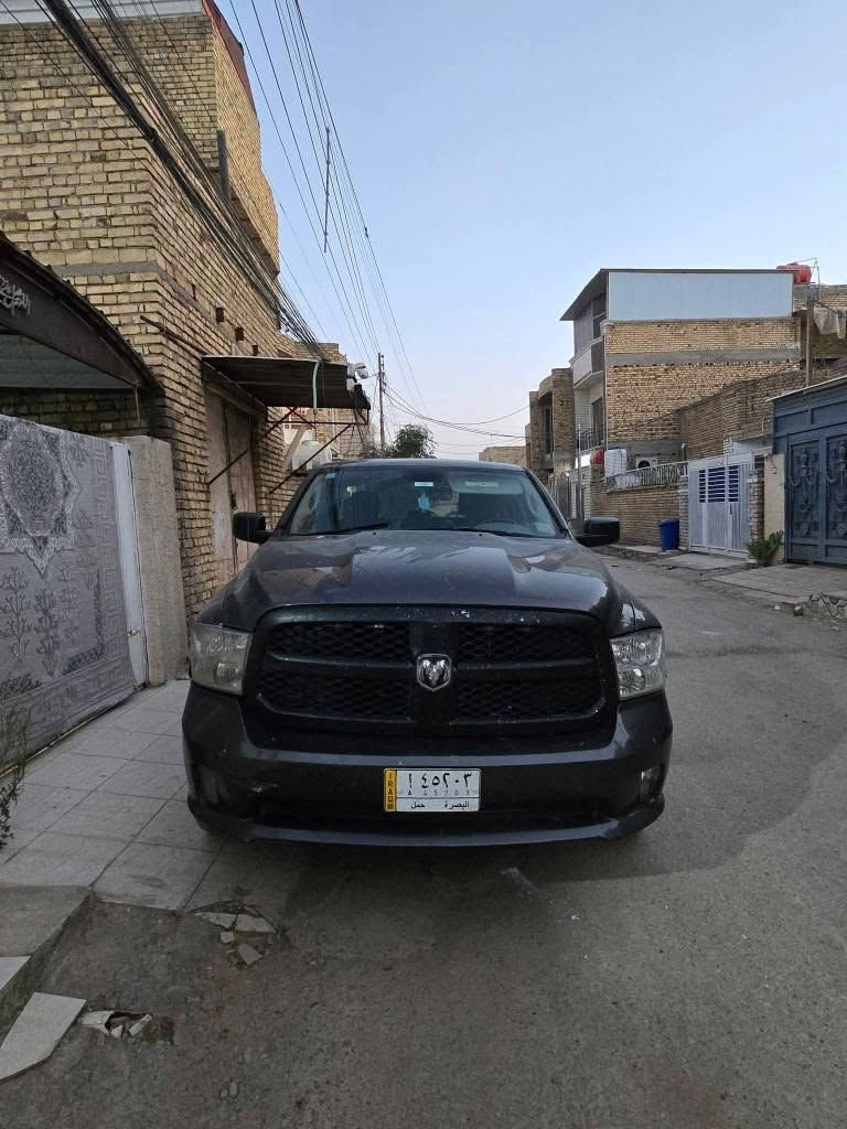 السلام عليكم 
رام كلاسك مديل 16 باب قصير بدي طويل محرك V6 سياره حادثها شبر ب البدي  وبالعراق صبغ صفحه وجاملف تبديل وكلهن بدون حادث، السونار وصور امريكا ب المنشور 
 المكينه مفتوحة مانازلة، 
سعر  130 وبيها مجال شي قليل حق الجيه
ترهم مراوس ب لاريدو او دورنكو حاضر للفرق 
مكان السيارة ميسان، 
رقم : *********** عمارة, ميسان
