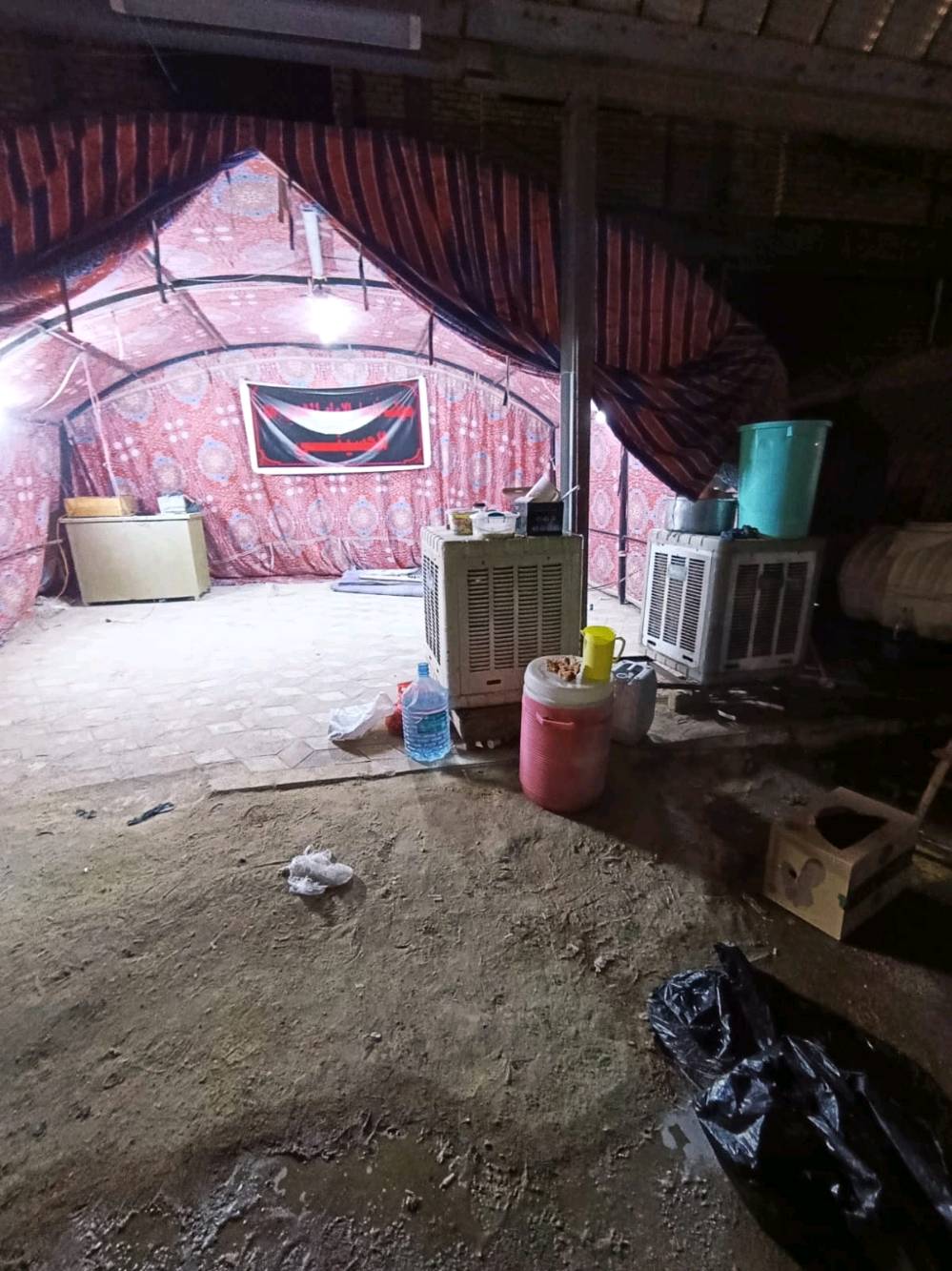 السلام عليكم جادر 6×6 طول و عرض ... ارتفاع 3 ... الشبح اكبر نوعيه 4 اقواس جادر جبير و جديد و نظيف بس بالتصوير ما منصوب  كله منصوب فقط 3 اقواس يعني ( بحكم المكان ما نصبت القوس الرابع )   حديد و قماش شغل 2024  كله جديد و خير من الله سعره 700 تجي و تشوف بعينك اذا عوزه شي تاخذه 