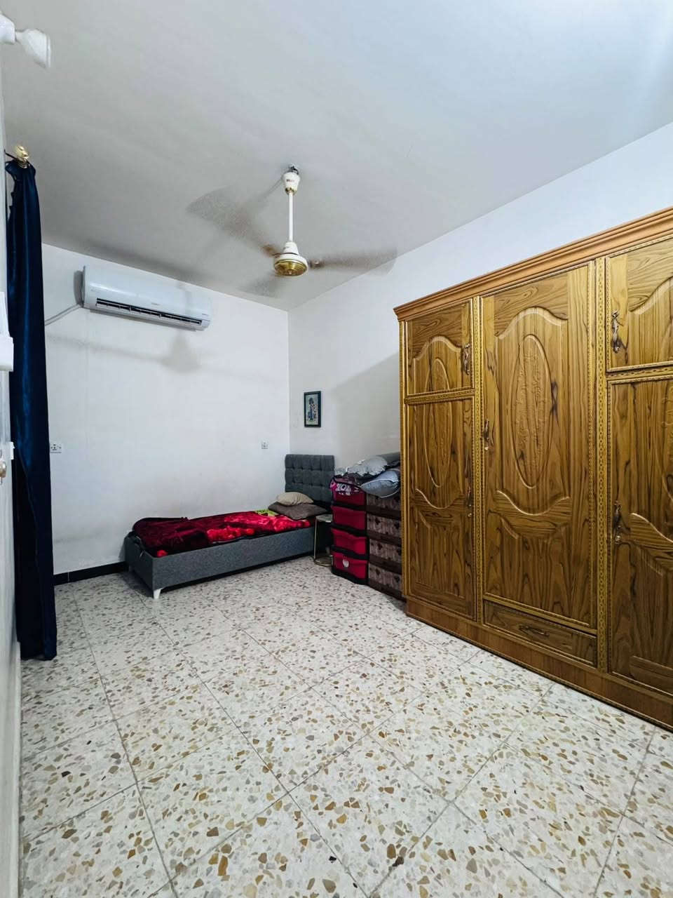 السلام عليكم ، الدار للبيع مساحه 100 متر واجه 6 في منطقه السريدات الجديده المربع الثاني يحتوي الدار على طابق واحد حمام خارجي مدخلين مدخل للمطبخ ومدخل للاستقبال وصاله كبيره وحمام داخلي وغرفه ومنور وسطحين وبيتونه كبيره .
ملاحظة: مع هديه سبلت . 
للاستفسار الاتصال على الرقم: ***********
السلام عليكم ، الدار للبيع مساحه 100 متر واجه 6 في منطقه السريدات الجديده المربع الثاني يحتوي الدار على طابق واحد حمام خارجي مدخلين مدخل للمطبخ ومدخل للاستقبال وصاله كبيره وحمام داخلي وغرفه ومنور وسطحين وبيتونه كبيره .
