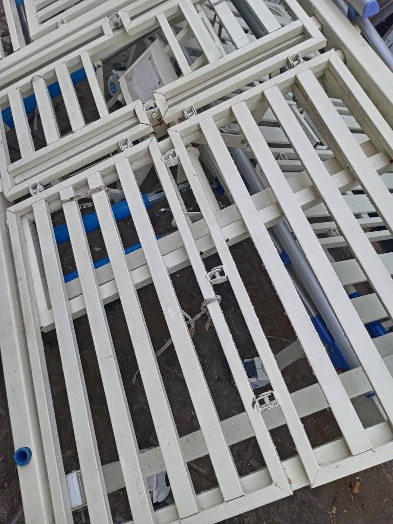 سراير طبي عدد 2 للمرضى وكبار السن المقعدين وامراض التقرحات 
مواصفاته
سرير طبي يدوي 3 حركات (3 Crank)، وغالباً تكون حركاته:
رفع وخفض مسند الظهر
رفع قسم الرجلين الركبة
رفع وخفض ارتفاع السرير بالكامل
رفع جهة يمين ويسار
حواجز جانبية قابلة للطي
4 عجلات مع فرامل
سطح السرير مقسم إلى اربعة أجزاء

سعر الوحده 150 مكاني اعظميه للتواصل
***********
