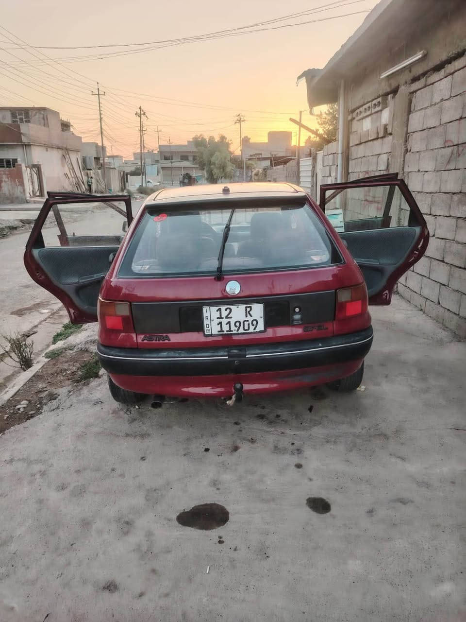 سلام عليكم 
استرا  موديل 91 
رقم نينوى إنكليزي شرط التحويل 
مكينه 16 شرط 
كير شرط 
طخم جديد 
سياره جاهزه 
السياره بدون ضرر صبغ جماليه فقط 
السعر 40 وبيها مجال بسيط 
***********
