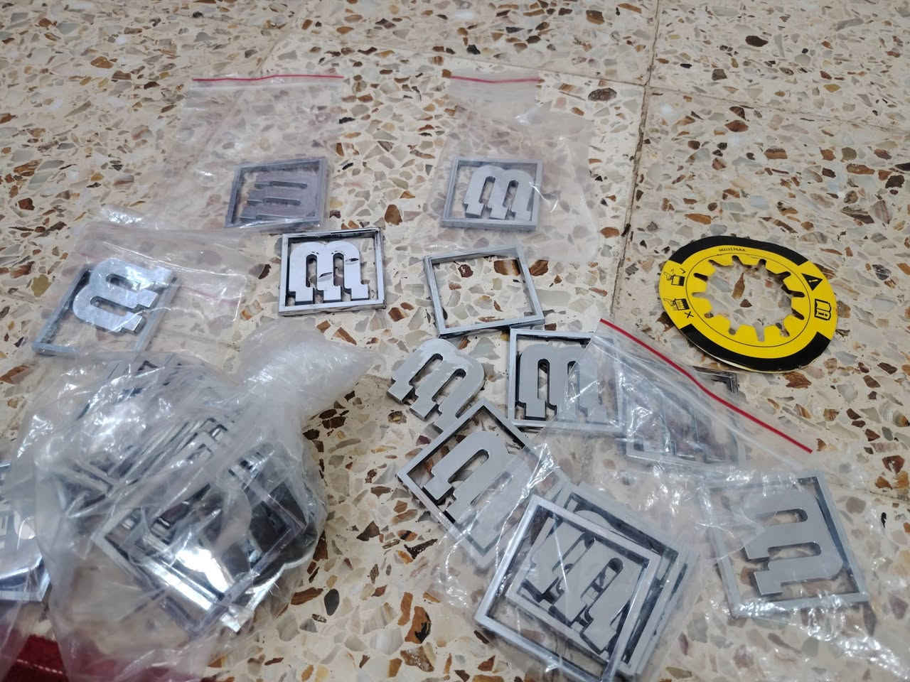 السلام عليكم 
قفل صندوك 
جك كامل 
برغي سبير 
يدات نيكل تخم وباما سعر 125
مساعد بانزين 
دكم جام صفحت اليمنه  25
سفيفه صندوك السعر 25
عنوان ميسان ***********
