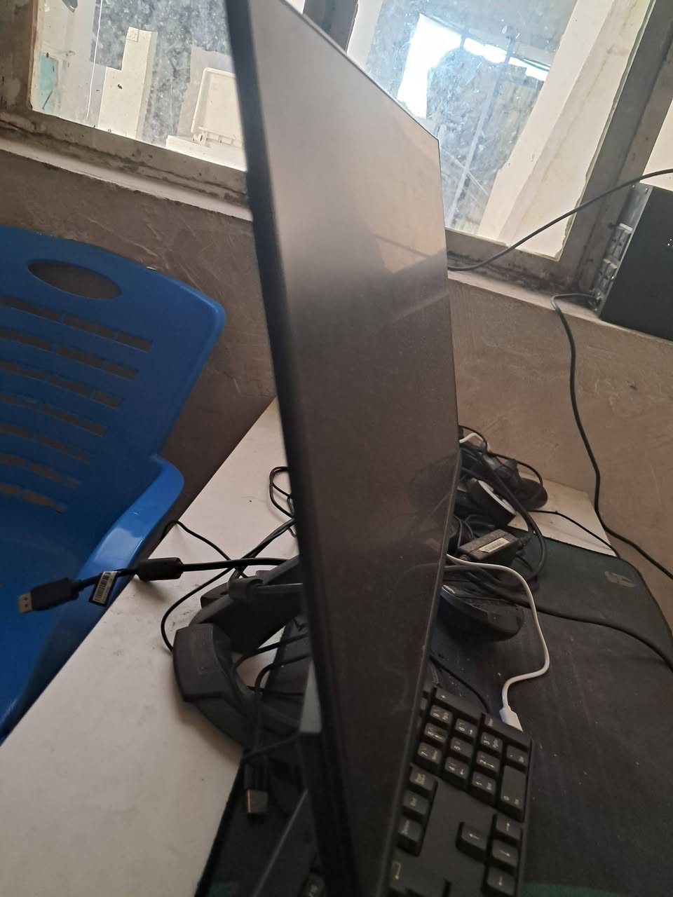الشاشة هي ASUS TUF Gaming VG249Q1R.
المواصفات
🖥️ الحجم: 23.8 بوصة
📐 الدقة: 1920×1080 (Full HD)
⚡ التردد: حتى 165Hz
⏱️ الاستجابة: 1ms MPRT
🎨 اللوحة: IPS
🔄 FreeSync Premium: نعم
🔌 المنافذ: DisplayPort + HDMI
🔊 السماعات: مدمجة 2×2W
🎮 مناسبة جدًا للألعاب مثل FiveM وGTA V وPUBG
📅 تاريخ التصنيع الظاهر بالصورة: يونيو 2023 
 سعر 175
العنوان بغداد مدينه الصدر
رقم***********
