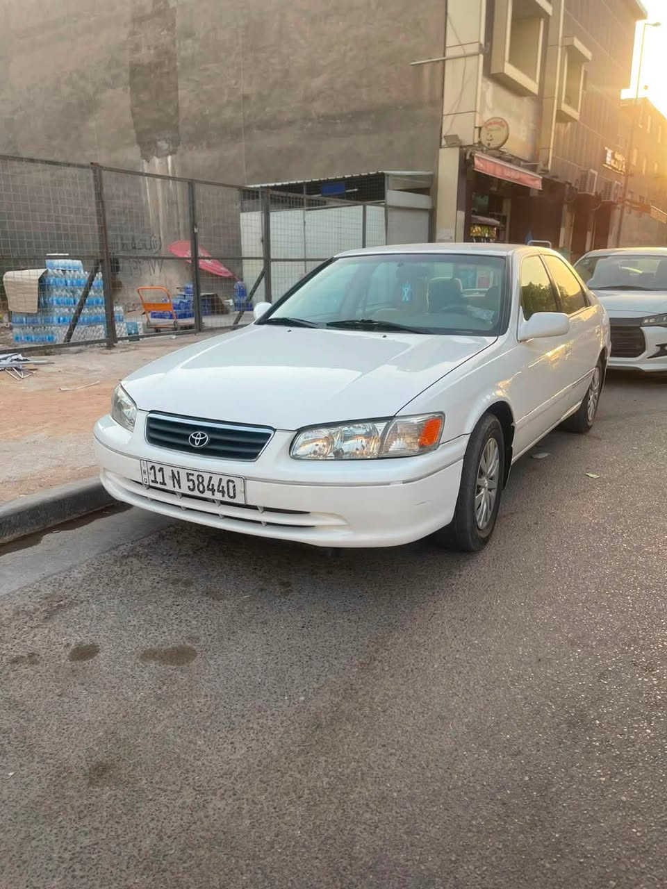 السلام عليكم 
كامري موديل 2000 
4 سلندر 
حادثها جاملغ خلفي فقط ماشيه 320الف 
نظيفه كلش على ايدينه بيها صبغ جاملغ خلفي وخشوم الجاملغ الامامي بدايتهن والباقي مكفول 
رايدها ب 88 ورقه 
مكاني كراده 
***********
