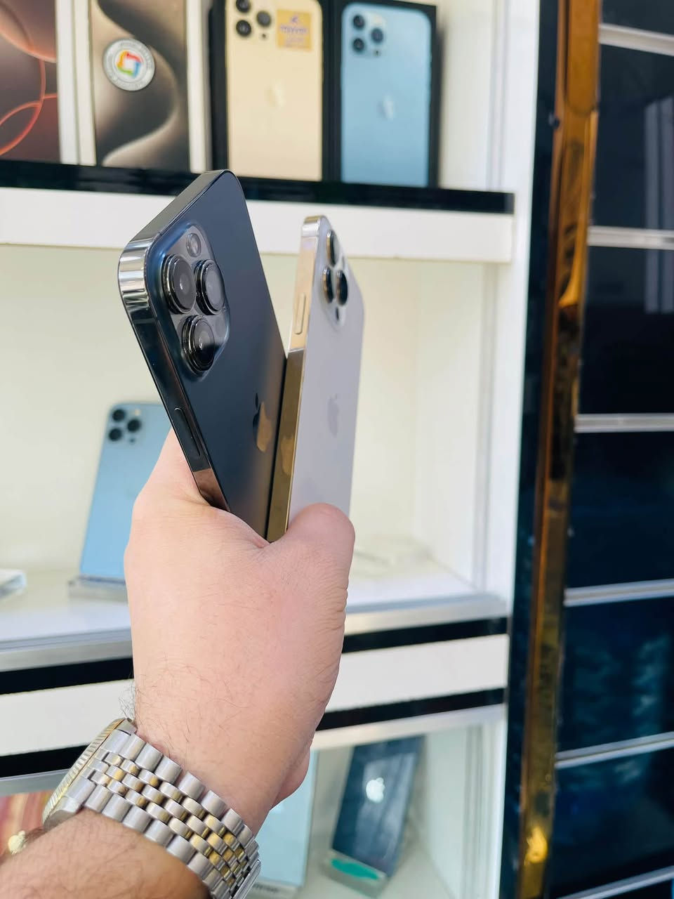السلام عليكم 🫡
للبيع قطعتين ١٣ 
الاول ..iPhone 13 pro max 
ذاكرا 256 
بطاريه 76% بلاد ابد متصرف 
نموذج M 
نضافه 90% لون اسود 
الجهاز فول فقط مبدل شاشه نوعيه وسط كلش حلوه لا شكل ولا شمر كله شغال فيس ايدي صوت اتصال انترنيت كامرات كله شغال السعر قفل ٤٢٥ 
الثاني ..iPhone 13 pro max 
ذاكرا 256 
بطاريه 100% مبدله اصليه 
نموذج M شرق اوسط ماستر 
نضافه 90% لون ذهبي 
ابجهاز فول فقط مبدل شاشه نوعيه تخبل استخدام والاوان ومبدل كامرا اصليه فقط كله شغال صوت اتصال انترنيت كامرات فيس ايدي مكفول السعر قفل ٣٩٠ الف مكاني بغداد مدينه الصدر رقمي ***********

