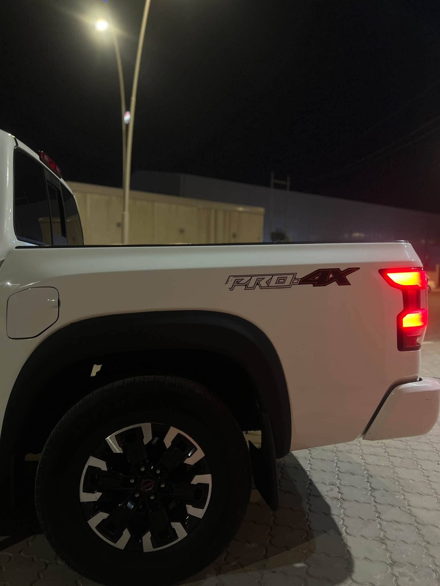 البيع نيسان فونتيرة 2022 PRO-4X  ماشية 100 الف 

✅كير محرك كفالة 
صور الحادث مرافق المنشور

* أوتوماتيك 9 سرعات
* دفع رباعي 4WD
* دبل بنظام تحويل بسرعتين
* دفرنس خلفي إلكتروني قابل للقفل، 

* 5 مقاعد Crew Cab.
* مقاعد أمامية Zero Gravity.
* تنجيد قماش Charcoal مع خياطة Lava Red في PRO-4X.
* كرسي السائق كهربائي 8 اتجاهات.
* دعم قطني للسائق.
* كرسي الراكب الأمامي يدوي 4 اتجاهات.
* المقاعد الخلفية قابلة للطي بنسبة 60/40.
* مسند ذراع وسطي للمقاعد الخلفية.
* أرضيات وفرش مخصص PRO-4X.
* إضاءة داخلية LED. 

📍البصرة 
السعر 200 بيها مجال 
لاستفسار/***********
