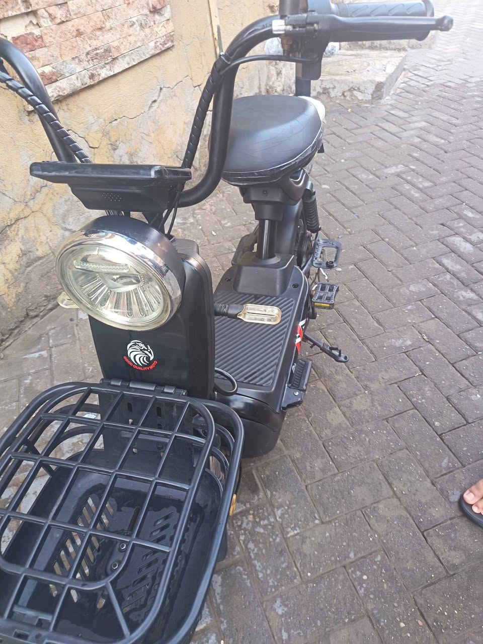 سلام عليكم دراجه للبيع حجم 14 جديد نظيفه بس شاحنه عطلانه وا سعره 300 ييه مجال وا270 مو شاحنه عطلانه انقص من فلوس 20 قفله 250 رقم *********** عنواني مدينه الصدر قطاع 63 بل كياره
