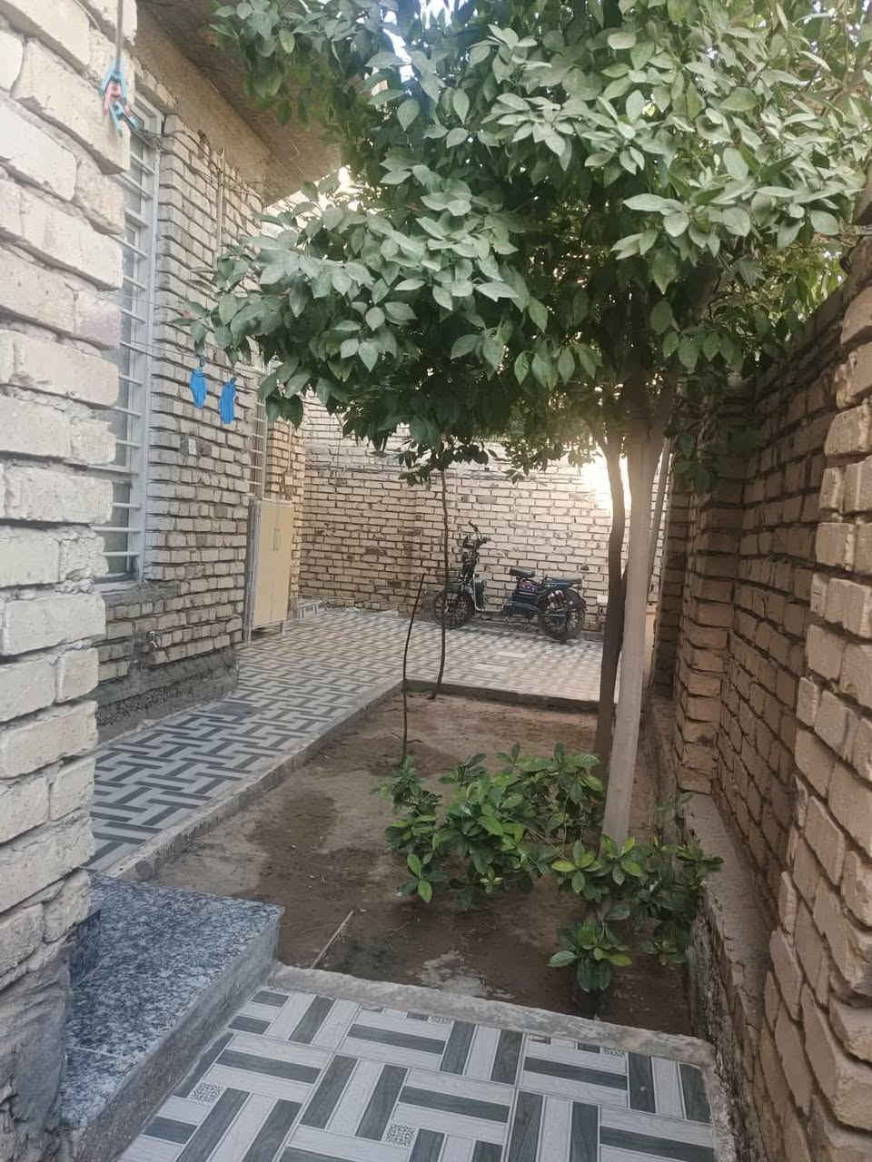 السلام عليكم تم تنزيل السعر .دار للبيع طابو زراعي سند 25 .العنوان الحمزة الغربي .الجمعيه الزراعي قريب على بيت ناطق الطريحي موقع مميز ...المساحه 200م الواجهة 15م ونص... يتكون من غرفتين نوم واستقبال وصاله واسعه ومطبخ حار وبارد وصحيات داخلية وخارجية .البيت نضيف جدا بناء حديث وجديد ..طابوق والسقف صب كونكريت .السعر 170 قابل للتفاوض .للشراء تفضل خاص او اتصل ب *********** بي واتساب

