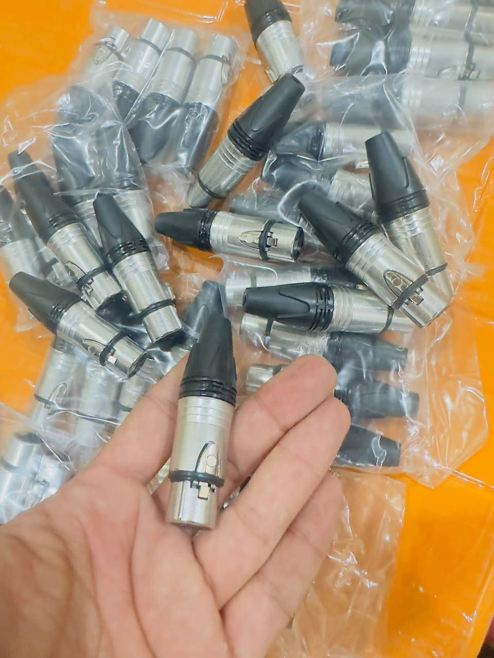سبيكون 
وxlr 
سعر 4 قطع ب 5 الاف دينار 
*********** 
يوجود توصيل لجميع المحافظات
