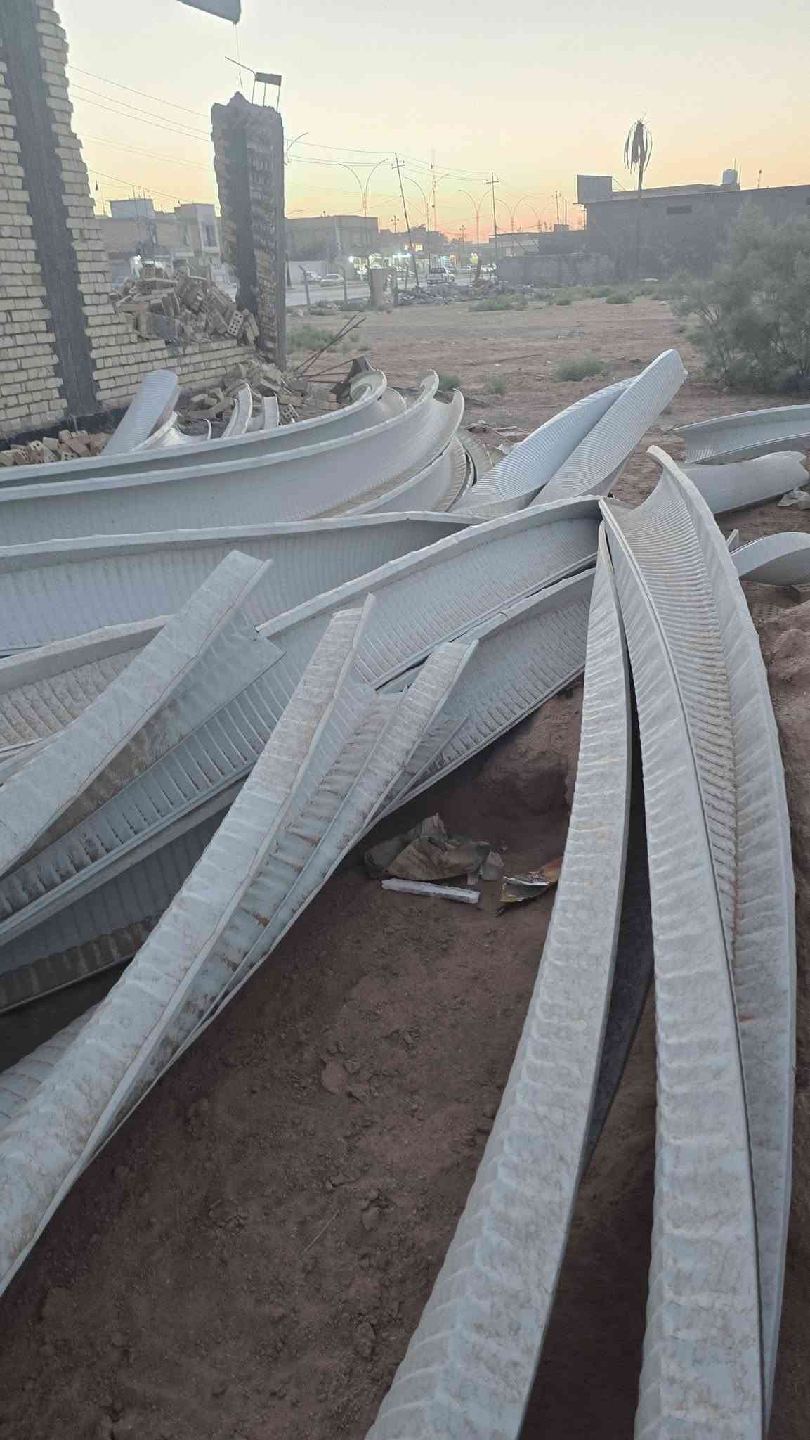 كيسبان مع الساقية جديد غير مستخدم وباب سلايت 4 متر مع شلمان ماتلها مع ماحقاتها جديده  مكاني الكوفة شارع المعمل 
***********

