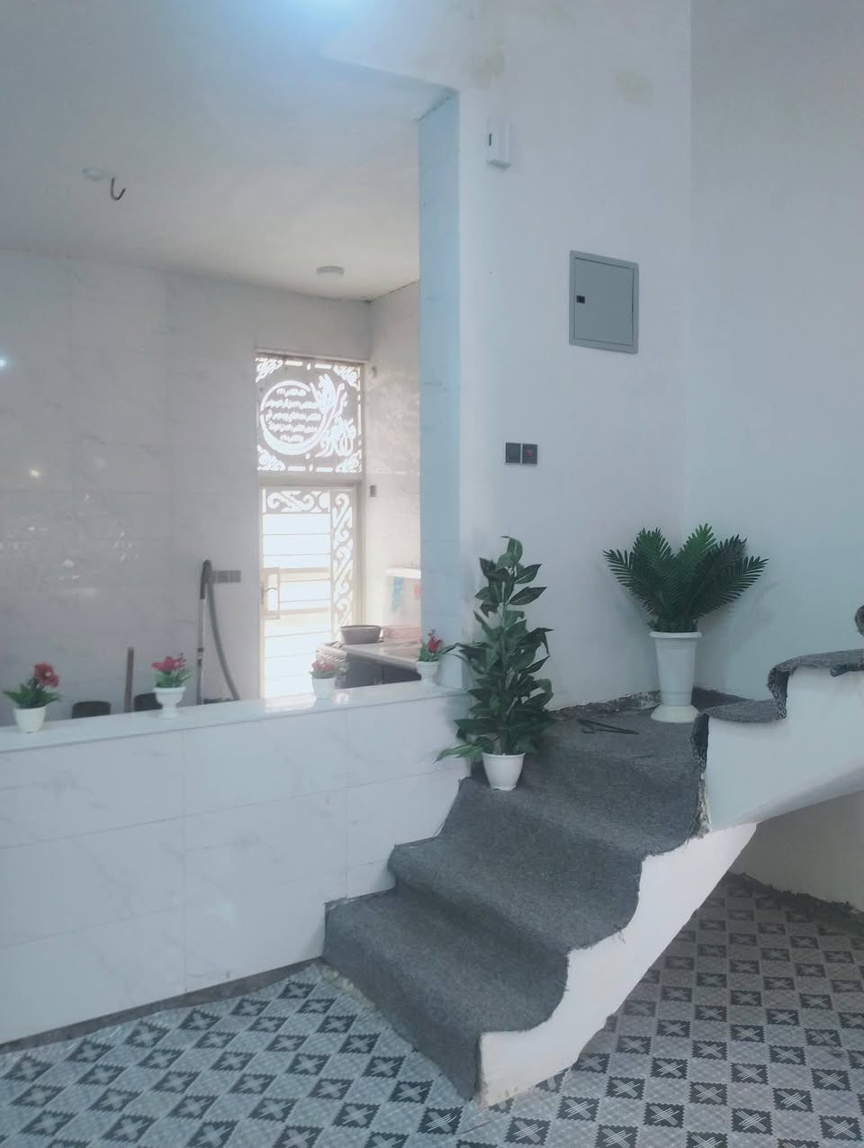 بيت للبيع زراعي سند 25 مشمول بلتطويب معامله كامله مساحه 100 5×20  غرفه نوم + صاله + مطبخ + براني  البيت شغل درجه اولى فقط نقص الارضيه عنوانه التقيه الثالثه داخل مجمع الروان  كامله خدمات كهرباء + موالده + انترنيب ضوىي + تبليط ***********
