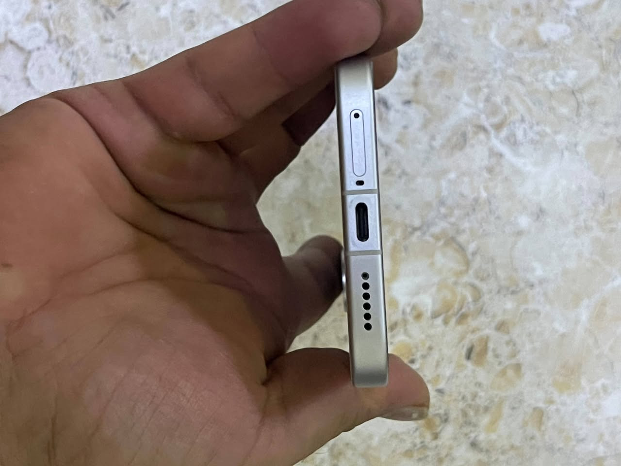 جهاز بوكو X8 pro
سعة التخزين: 512
الذاكرة العشوائية (RAM): 12 جيجابايت
المعالج: MediaTek Dimensity 8500-Ultra
الشاشة: AMOLED بحجم 6.59 إنش وبدقة 1.5K (2756 × 1268 بكسل).
معدل التحديث والسطوع: 120Hz لسلاسة التصفح والألعاب، مع سطوع أقصى يصل إلى 3500 شمعة لرؤية واضحة تحت الشمس المباشرة
تقنيات الشاشة: دعم Dolby Vision وHDR10+ وتعتيم PWM بتردد 3840Hz لحماية العين، بالإضافة لطبقة حماية Gorilla Glass 7i.
المقاومة: دعم معايير مقاومة الماء والغبار IP68 وIP69K. 
البطارية: بسعة ضخمة 6500 مللي أمبير
الشحن: شحن سريع قدرة 100 واط (يصل إلى 100% خلال 48 دقيقة تقريبًا)،
النظام: واجهة Xiaomi HyperOS المبنية على Android 16.
الصوت: سماعات ستيريو تدعم تقنية Dolby Atmos. 

جهاز بعده جديد و بضمان مالته و صل شراء موجود  

عنواني: بغداد الشعله 
رقمي: ***********
السعر: 525 الف قفل
