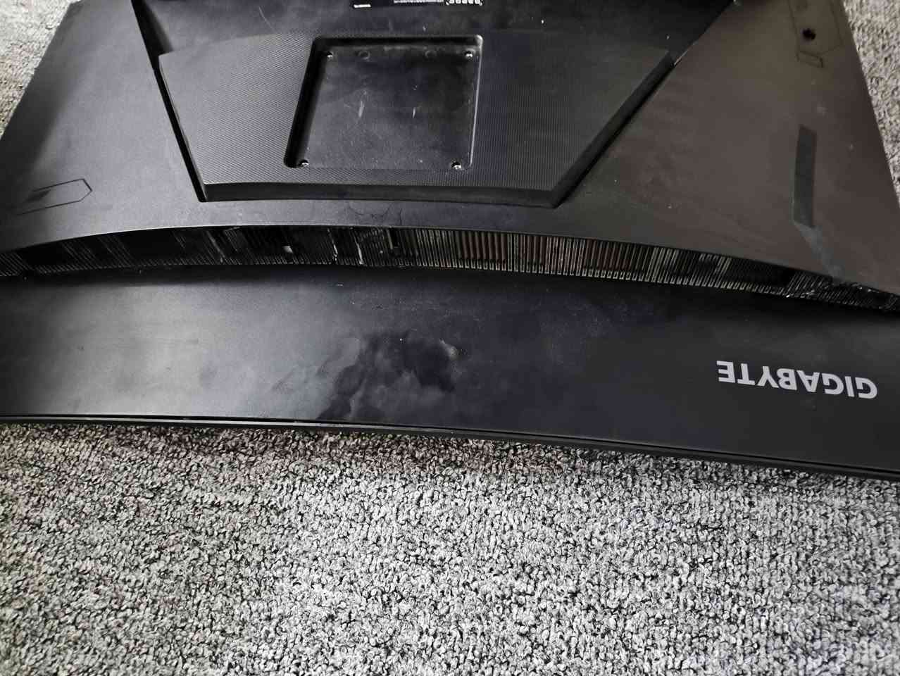 Gigabyte G32QC • ٣٢ إنش • ٢K ١٦٥Hz