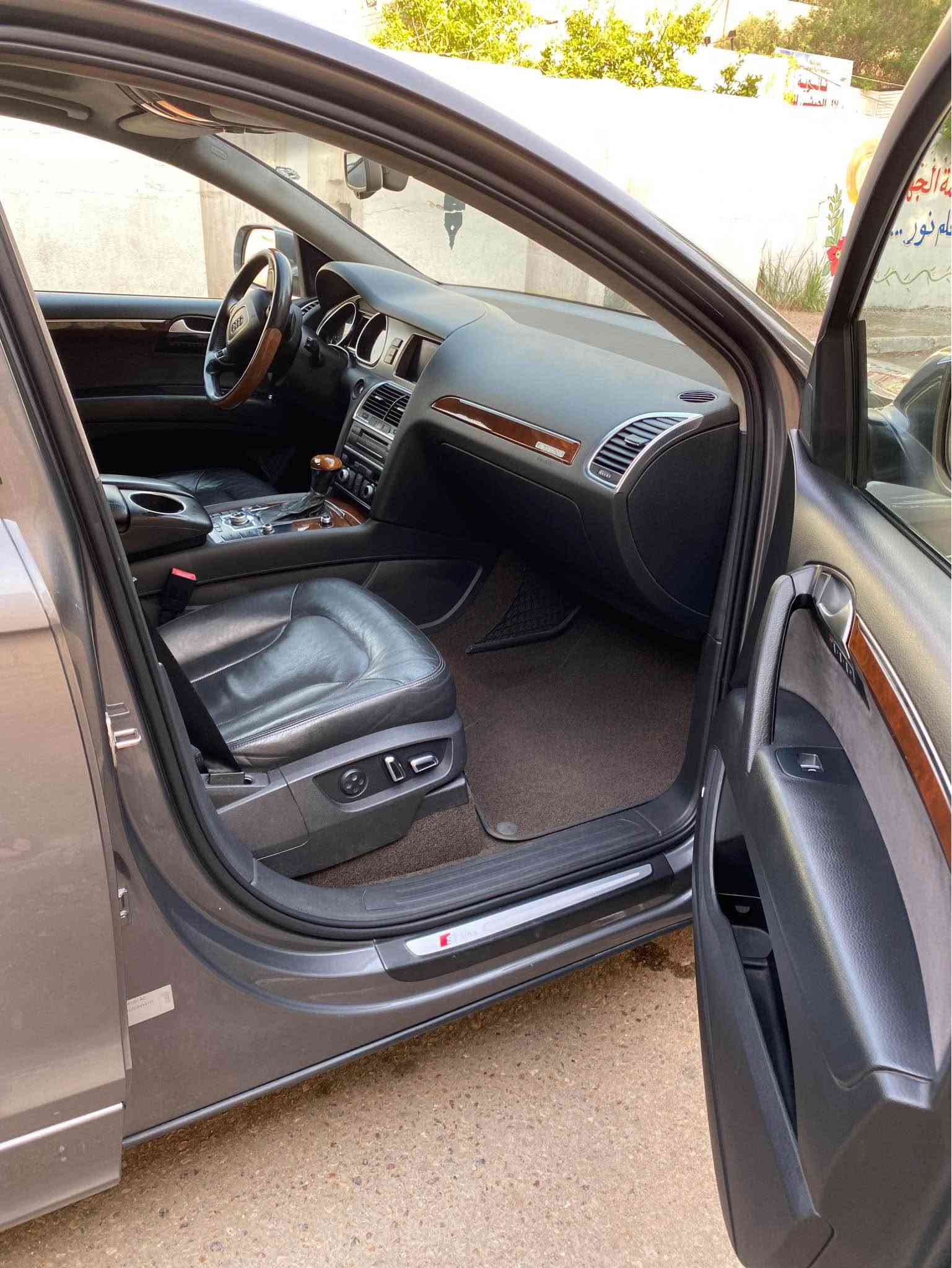 أودي Audi Q7 موديل ٢٠١٢ خليجي مواصفات السيارة طلب خاص فول فول سقف كنتارا بلادي داخل جلد اسود بلادي كشنات الامامية تدفئة وتبريد وخزن وضعيات ستيرن خزن وكهرباء وصاج بلادي قبضة كير صاج بلادي انارة مخفية بالابواب بردات بلادية بانوراما مع سلايد خلفي لمقاعد الصف الثالث ٧ راكب تبريد منفصل حتى لمقاعد الصف الثالث بلوتوث مع دي في دي منفصل بلادي مع رامات عدد ٢ مع هارد خزن بلادي مع سي دي جنجر عدد ٦ اقراص نفكيشن نضام ماوس وجي بي اس تشغيل نظامين بصمة او سويج ٥ وضعيات قيادة سستم صوت Bose مع دمام بالصندوق بلادي 
السيارة نظام جكات تصعد وتنزل حتى بالسرعات العالية تنزل من وحدها وحتى بالصندوق دكمة تصعدها وتنزل لسهولة حمل الامتعة 
دخول ذكي مع بصمة ابواب عدد ٤ انارة ترحب خارجية حتى بالمري الجانبية 
المري الجانبية خزن وهيتر وقلب عند الرجوع للخلف مع شفط قلاب 
كامرة خلفية بلادي حساس مطر الماسحات الامامية تفاعلية مع السرعات مع ماسحة خلفية لايت زينون بلادي مع ليد نهاري بك لايت ليد مع لايت متحرك مع الستيرن 
محرك وكير وحجر بيئة بلادي ما مفتوح 
محرك ٦ سلندر مع سوبر جارج قوة حصانية ٣٣٥ كير ٨ نمر شفتات كير بالستيرن السيارة كلها على البلاد غراضها كلها بلادية حتى العدة والسبير وستارة الصندوق 
بيها ربع الباب الخلفي صبغ عكس السائق 
ماشية ٢٠٥ الف كيلو متر حقيقي كل غراضها البلادية مال الشركة وياها كتلوكتها بصمات عدد ٢ وياها غراض الصندوق البردة والشبكة والفواصل كاملة
السعر : 145 ورقة وبيها مجال
موبايل : *********** 
بيع او مراوس حسب الرغبة بغداد, العراق
