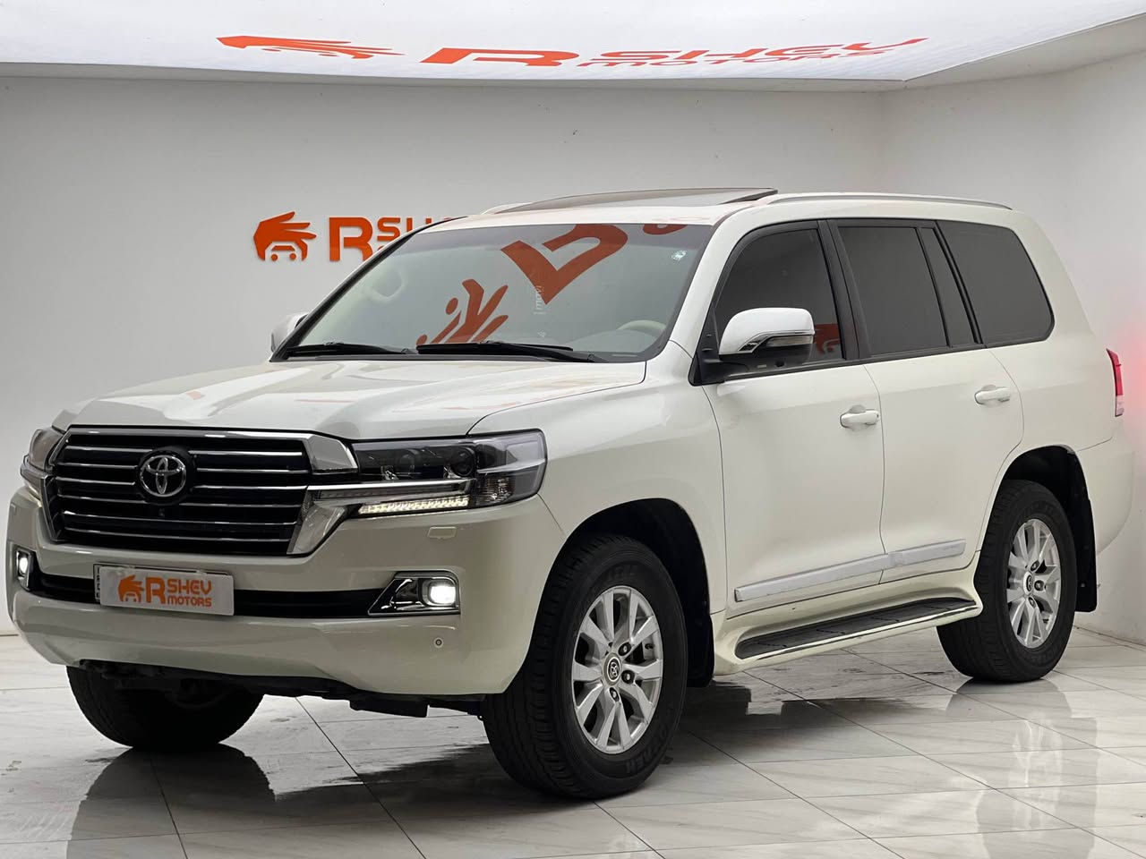 ارخص من هذا السعر لاند كروزر ماتشوف🔥🔥😍😍 
Toyota Land Cruiser 2017
تويوتا لاند كروزر ٢٠١٧
خليجية شركة مهند

مواصفات GX-R
(خمس كاميرات-ثلاجة-کشنات کهربائیة-فتحة سقف-حساسات خلفية-دفع رباعي-تبريد مركزي)

مكينة ٦ سلندر حجم ٤.٠ لتر تنفس طبيعي
ماشية 266,000 كيلومتر و بحالة ممتازة 

السيارة بیها شبر صبغ و مكانين بارد  
السيارة كلش حلوة و نظيفة 

السيارة رقم اربيل الدولي سنوية جديدة و باسمنا
مكفولة من كير و محرك و كهربائيات
 
سعرها بلاااش 😍 (385$) ورقة و بيها مجال بسيط 

مكان السيارة

دهوك -معرض ارشف R-Shev
رقم51 من معارض التيرمينال 

***********
*********** دهوك, العراق
