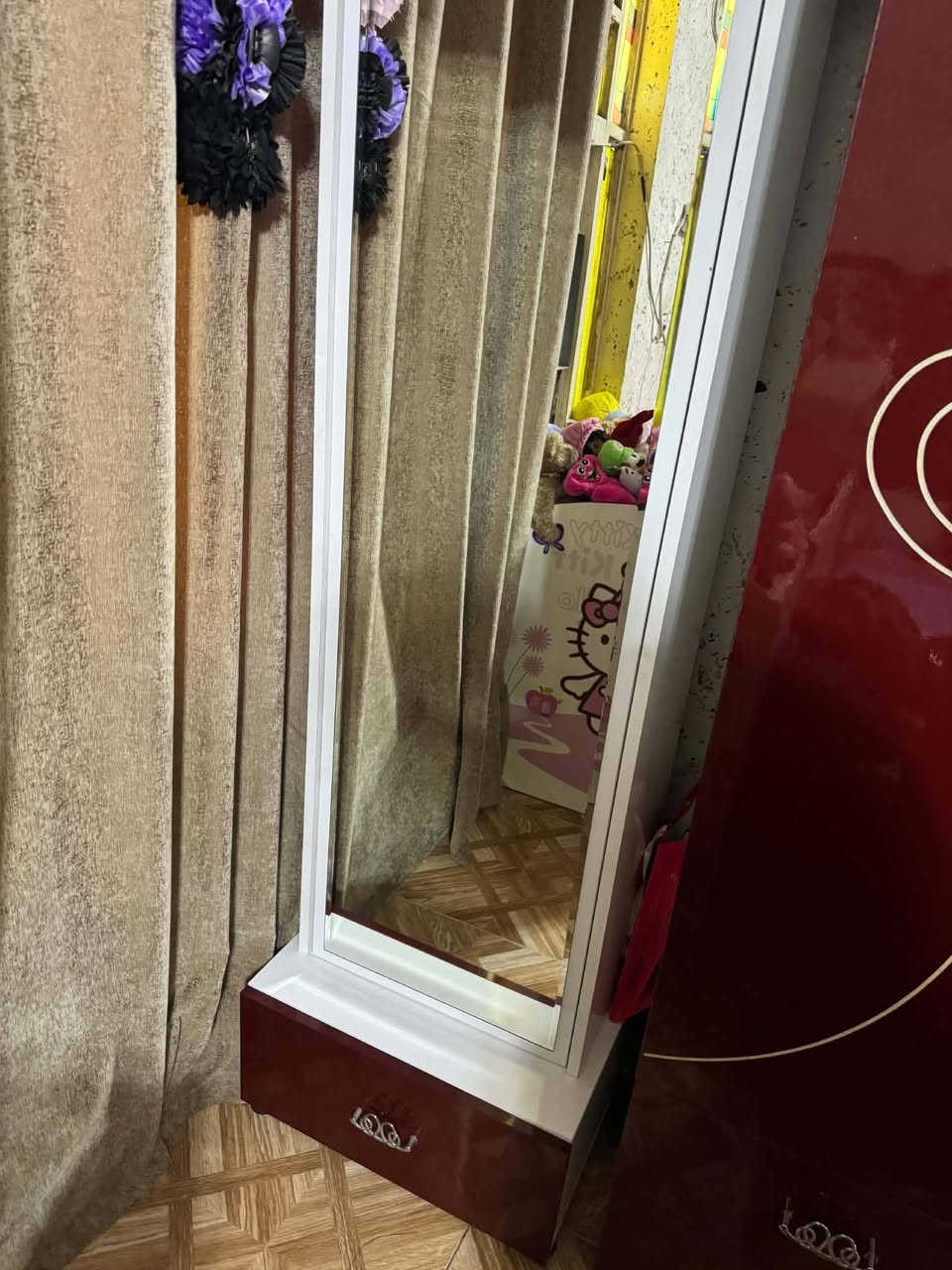 سلام عليكم
غرفة تركيه اخت الجديده نضيفه كلش 11 قطعه 
مع سرير اطفال السعر 600 الف وبيه مجال 
المكان بغداد حي الجهاد 
***********
