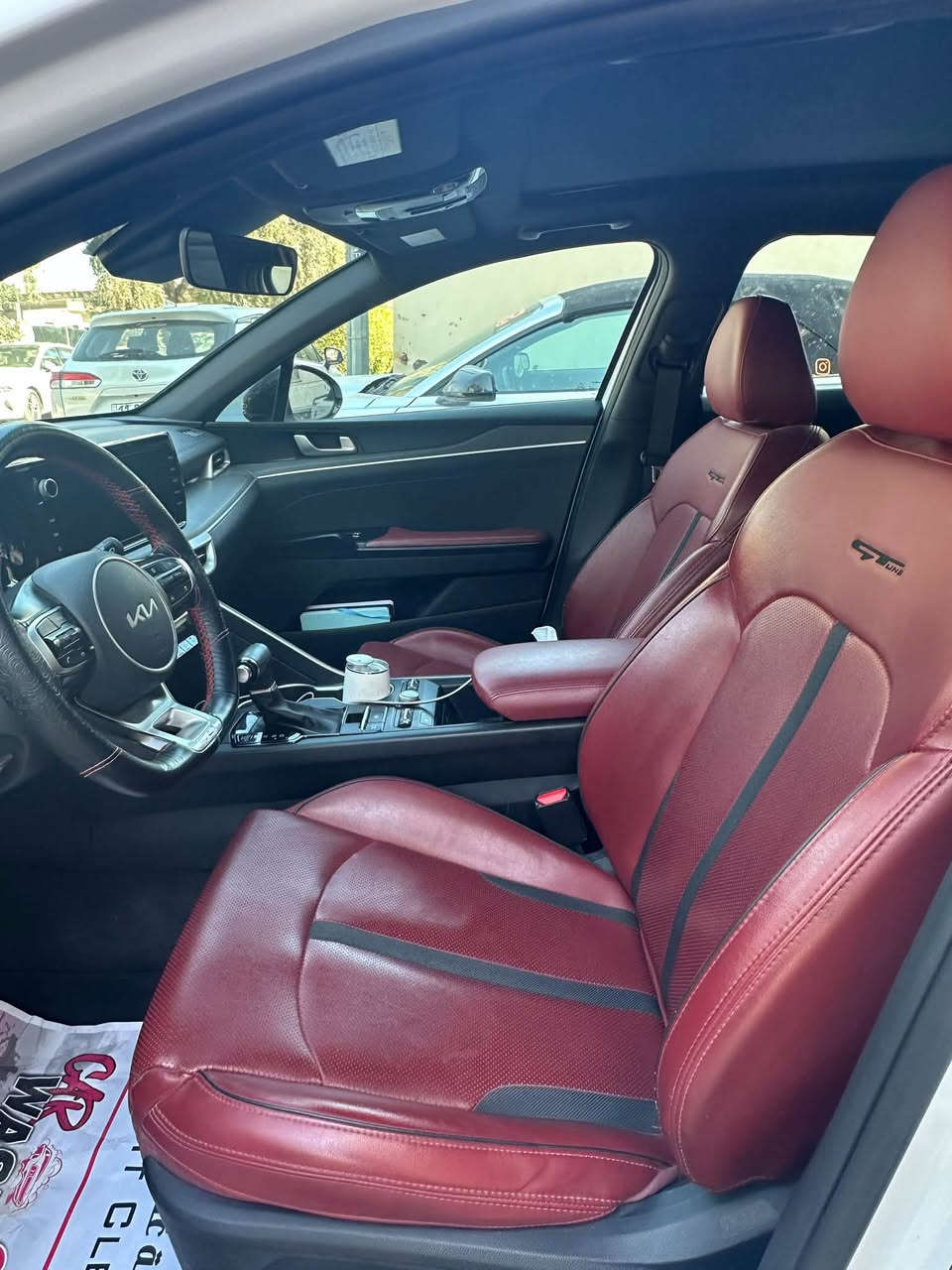السلام عليكم 
…..للبيع….
Kia k5 2022 Gt-Line 1600 turbo 
اللون ابيض رقم اربيل 
محرك 1600 توربو 
المسافة المقطوعة : 82,000 km
صور الحادث موجودة بالمنشور ( الجاملغ الامامي مبدل و مصبوغ و الجاملغ الخلفي بارد ) 
بالعراق انضربت الباب مال السايق بدراجة 
المواصفات :
* رادارات 360 
* رادار تفاعلي
* رادار نقطة عمياء 
* اشارة بالمري
* كشنات جلد احمر 
* تدفئة كشنات امامية 
* كرسي سائق كهرباء 
* بانوراما 
* 4 انظمة قيادة
* زينون ثلاثي العدسة
* سياقة شبه ذاتية 
* نظام تنبيه السائق و وقوف تلقائي 
* اوتو هولد 
* بصمة ابواب و جنطة 
* تشغيل عن بعد 
* ترحيب عند الدخول

مكان السيارة بغداد / الكرخ / القادسية 
هاتف / *********** 
السعر / 165 ورقة و بيهة مجال بسيط
