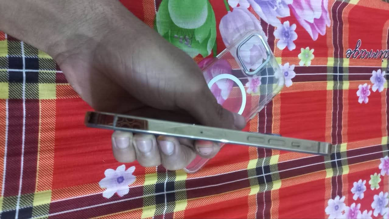سلام عليكم 
ايفون 12 برو ماكس للبيع
 لون ذهبي المميز مبدل بطاريه + شاشه تفصيخ اصليات
وفيس ايدي عطلان فقط باقي الجهاز كله مكفول وشغال نضافه الجهاز 90 بل 100وبي فطور بل ضهر ثنين خفيفات ممأثرات 
بطاريه الجهاز 100 
سعر الجهاز 300 وبي مجال 
عنواني بغداد المدينه رقمي *********** متواجد واتساب ومازنجر
