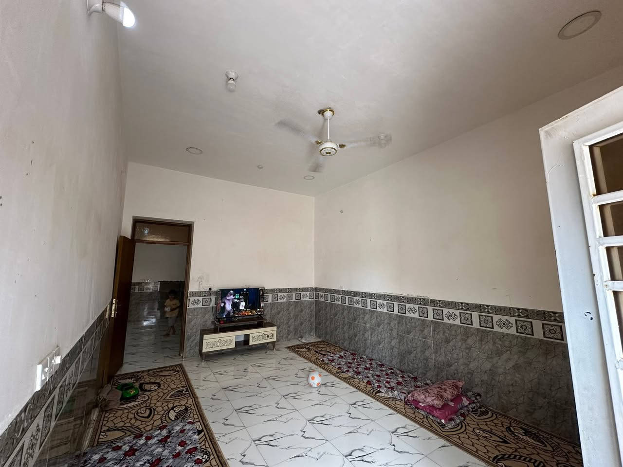 دار سكن طابو صرف في ( حي الأمير الثاني )
خلف بيت ( سلوان خالد فرمان )

مساحة ١٥٠ م - ماء - كهرباء - (( شارع بعرض ١٥ م ))
بناء طابوق - سقف صب كونكريت-( غرفة نوم واحدة)
( بناء درجة اولة )(( تحويل مباشر ))

للاستفسار مراجعة مكتب غازي للعقار
   واسط - الزبيدية - قرب أفران المائدة  *********** 
***********
