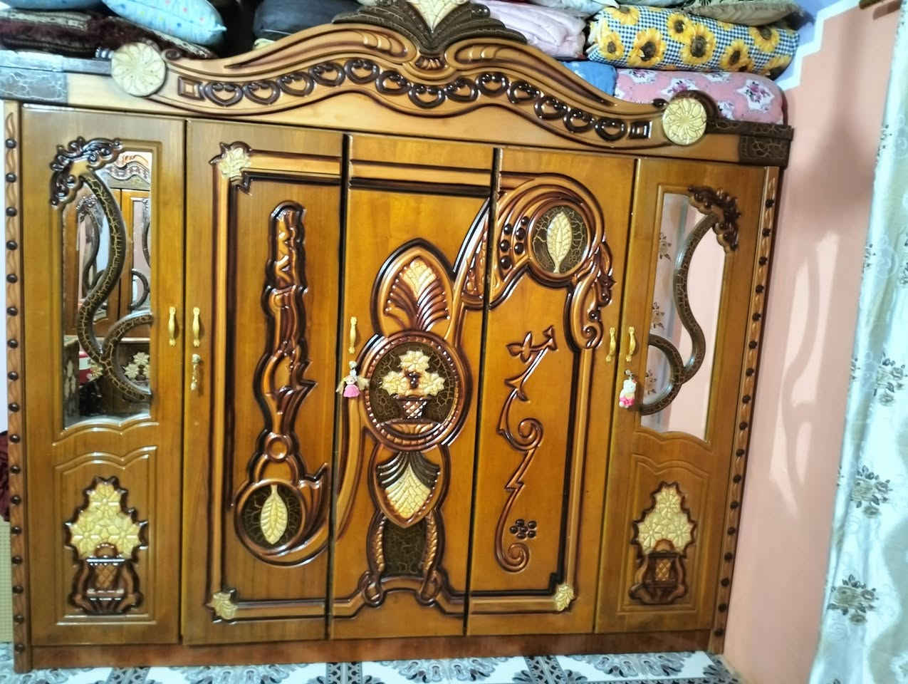 السلام عليكم 
غرفه للبيع خمسة أبواب نظيفه جداً 
السعر 700 وبيها مجال
