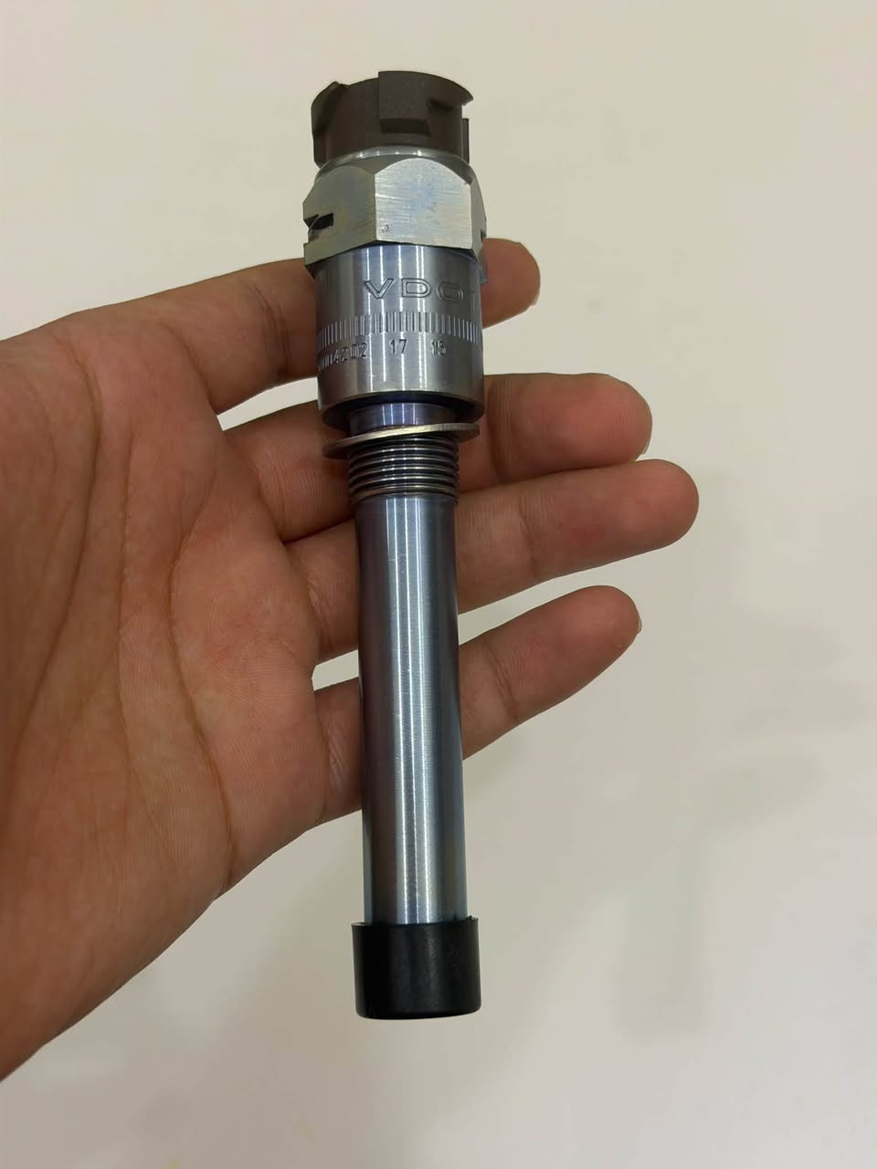 حساس سرعة وجير (Speed Sensor) أصلي 100% بلاد (VDO الألماني من شركة Continental) [1.3.6، 1.4.1]، القطعة نظيفة جداً وبحالة ممتازة وجاهزة للشد والتنازل عن التجربة.📋 مواصفات الحساس والموديلات التابع لها:الشركة المصنعة: VDO الأصلية (الحفر بارز وواضح على المعدن مو ليزر أو طباعة صينية) [1.3.6، 1.4.1].الطول: 90 مم (4 بن / 4 دبابيس توصيل).يرهم على: شاحنات مرسيدس أكتروس MP1, MP2, MP3 (من موديل 1996 إلى 2013).***********
