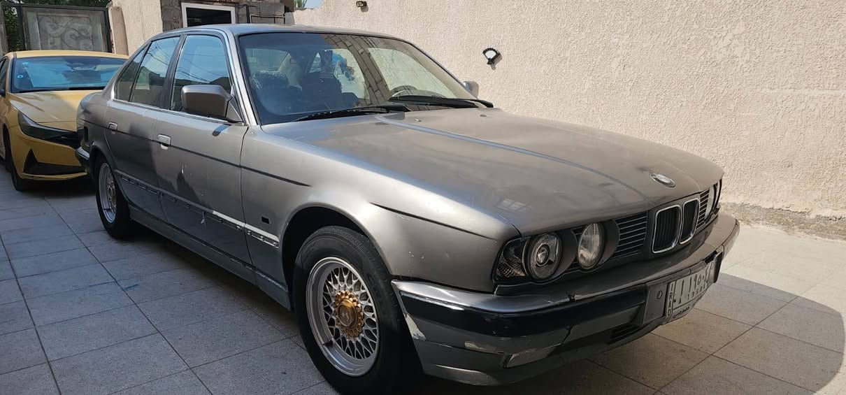للبيع بي ئم 
535مفتوح 
موديل 1991
رقم مثنى 
السياره  مبدل كير ومكينه جديد 
سنويه ساقطه من 2021
سياره نفس ما هيه كدامك  
بيها جاملغ السايق خفيفه ممصلحه 
السياره جاهزه يحتاجلها بس ترتيب  دواخل 
***********
السياره موجوده بكربلاء
 السعر  30$

