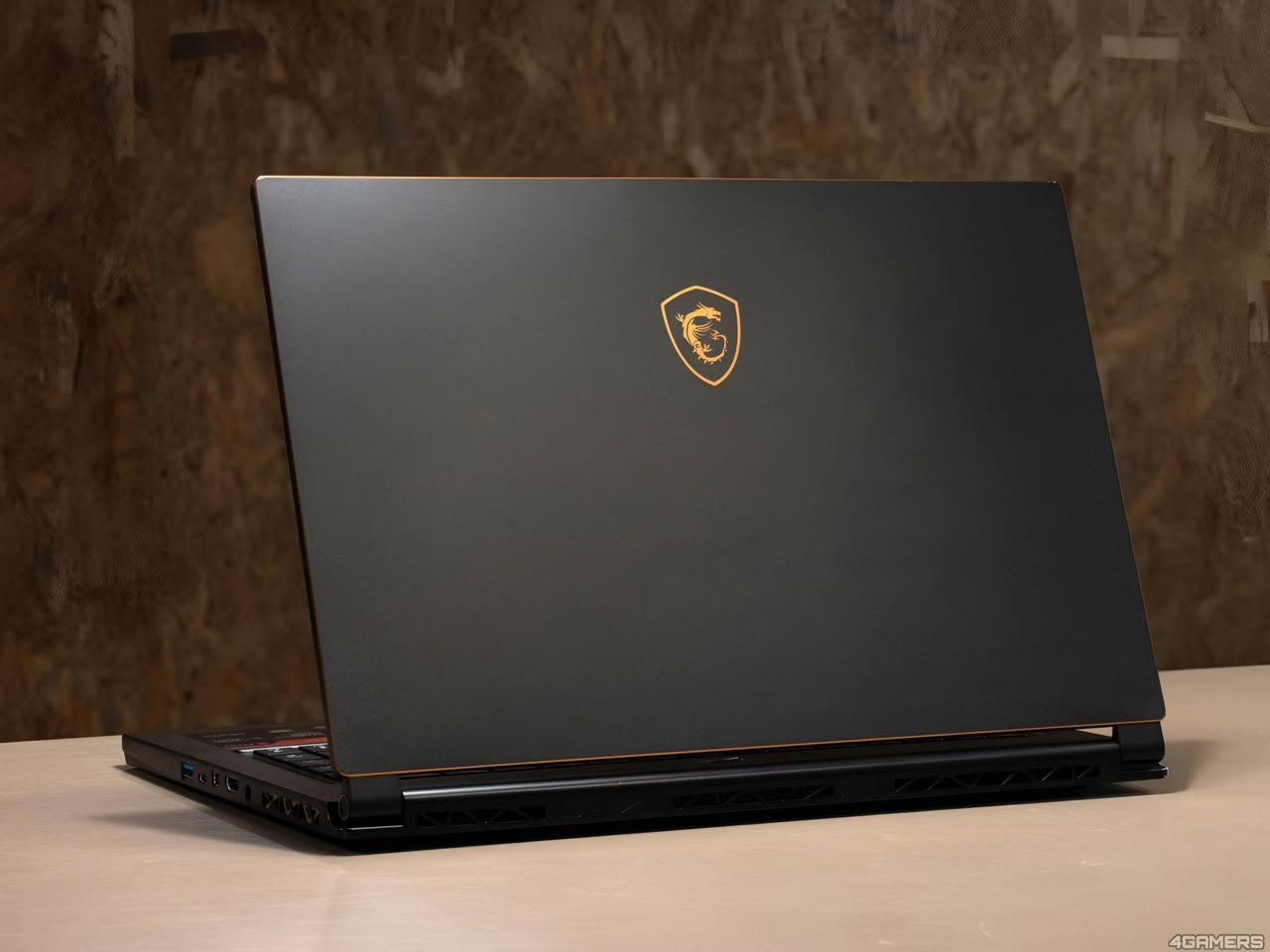 السلام عليكم
لابتوب كيمنك للبيع 
لابتوب MSI GS65   (جيل التاسع ) للبيع 
المعالج core i7 -9750H (الجيل تاسع)
الرام  (ddr5)  حجم 16GB  قابل للتطوير
الهارد (Ssd) 512 ssd  m.2 كيكا اللي يعتبر من اسرع انواع الهاردات 
كرت الشاشة الخارجي (Nvidia Geforce RTX 2070  ) حجم 8 كيكا 
الشاشه حجم 15.6 انج ضد التوهج  والانعكاس  240Hz هيرتز 
نظافة تصل الى 98%
يحتوي كل 2 فانات قوية  للتبريد ❄️ 🌬️
 يحتوي على سماعتين ستيريو مدمجتين (Stereo Speakers)🔊🔊
باتري ليثيوم 6 خلايا شحن سريع 240 واط وشاحنته الاصليه 
  كيبورد ضوئي  لون احمر  ليزري وبيهه منفذ تايب سي ورام وسيم كرت وكامره دقة 1080 الحاسبه مستخدمه شي قليل شخط واحد ‏ مابيه
بطارية 5 ساعات أو اكثر وحسب الاستخدام 
 بطارية قوية 🔋
  ‏وزن الابتوب خفيف ومناسب للتنقل
  ‏+
  ‏هدية 🎁
(ماوس+شاحنة اصلية 240W شحن سريع)
+++
هدية مع الابتوب
3 العاب+لعبة ببجي 120 فريم 
  ‏+
برامج
Microsoft office 2025
AUTOCAD 2025
PHOTOSHOP 2025

وافق ادمن❤️❤️
واتساب 
***********‬‏

نص مكتوب في الصور:
- 4GAMERS