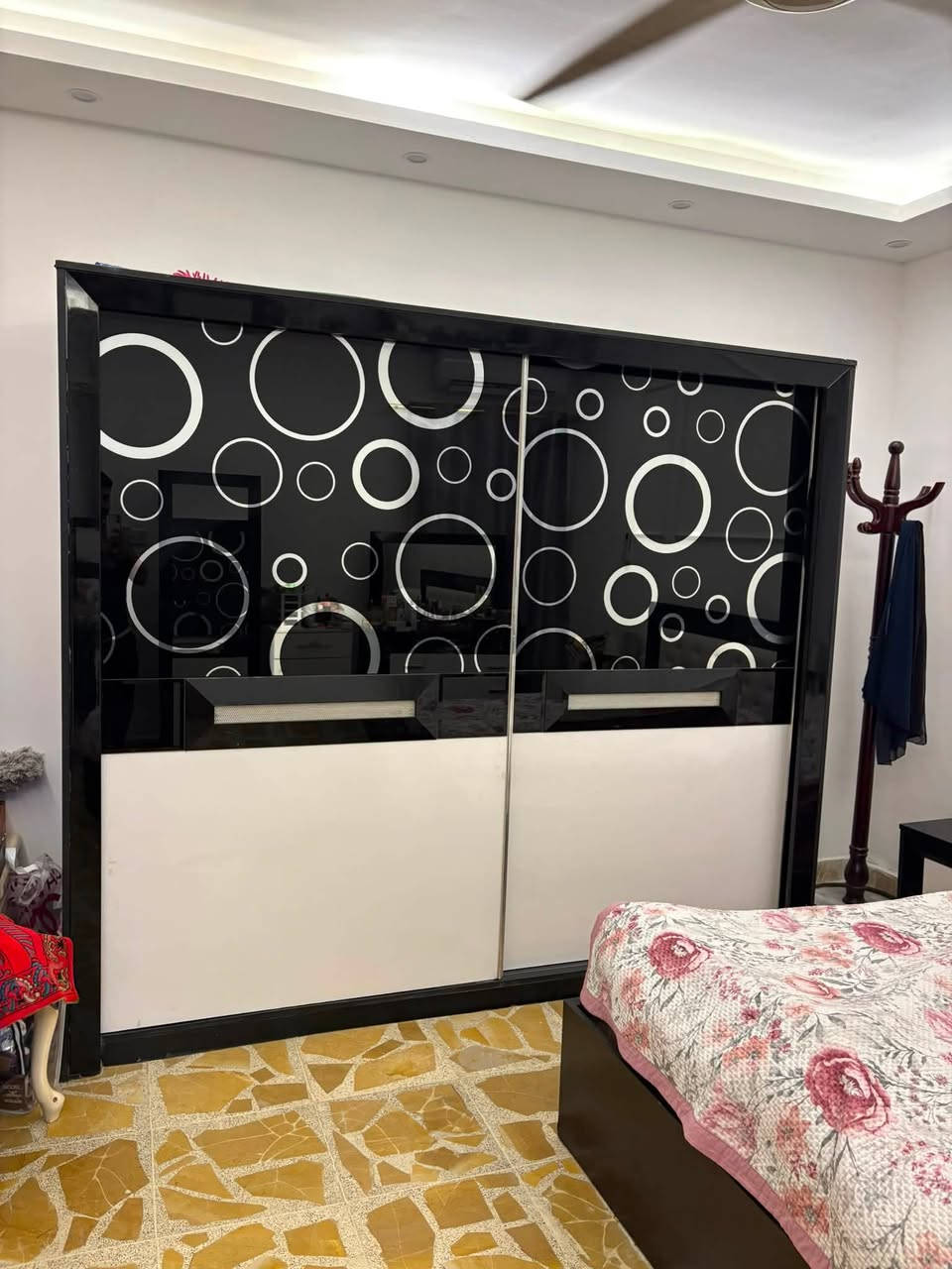 غرفه نوم تركي  مستعمله للبيع كامله الملحقات كما مرفق بالصور 
السعر 400 وبيها مجال بسيط العنوان بغداد 
الرقم ***********
