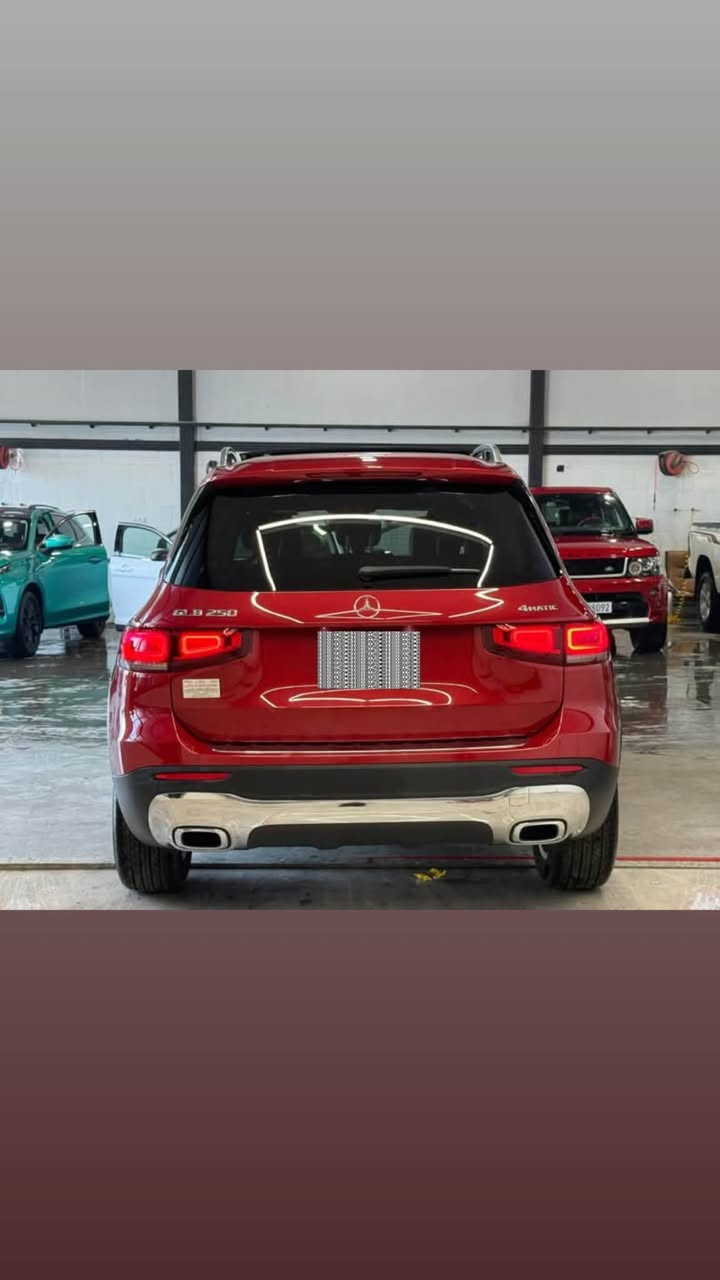 ✨ للبيع: مرسيدس GLB 250 (4MATIC) موديل 2022 ✨
⚜️ دفع رباعي - فخامة - تقنية متكاملة ⚜️

•رقم شمالي سليمانيه شرط التحويل 
• المحرك: 2.0L تيربو
• العداد: [53] كم
• عزل صوتي ممتاز وراحة فائقة أثناء القيادة

🔹 أنظمة القيادة المتاحة (DYNAMIC SELECT - 5 أنظمة):
• 🟢 Eco: وضع اقتصادي موفر للوقود.
• 🔵 Comfort: وضع قيادة مريح وسلس.
• 🔴 Sport: أداء رياضي واستجابة أسرع.
• ⚙️ Individual: ضبط مخصص للمحرك والمقود بحسب رغبتك.
• ⛰️ Off-Road: نظام القيادة للطرق الوعرة والتضاريس (خاص بفئة 4MATIC).

• دخول ذكي (بصمة على الأبواب الأربعة)
•صندوك كهرباء 
• فتحة سقف بانوراما
• رادار أمامي + نظام توقف ذاتي عند الطوارئ
• نظام تحديد المسار + مثبت سرعة (كروز كنترول)
• رادار جانبي (نظام النقاط العمياء على المرايا)
•لايت عدسه ابيض ثلجي (زينون) + كشافات 
• ويل كاب قياس 18 
• تدفئة المقاعد الأمامية (تدفئة كشنات)
• تدفئة القيادة (تدفئة ستيرن)
• شاشة كبيرة متصلة تدعم المساعد الصوتي الذكي MBUX
• شاشة أعطال وعرض كافة تفاصيل ومعلومات السيارة
• ثيمات وتصاميم للشاشة تتغير بحسب نظام القيادة المختار
• ماوس (Touchpad) للتحكم بالشاشة
• عجلة قيادة متعددة الاستخدامات (فول تحكم ستيرن)
• كاميرا خلفية دوارة
• مرايا جانبية كهربائية (مري شفط)
• سايد بريك إلكتروني (دكمه)
• إطارات رن فلات (Run-Flat) جديدة مضادة للبنجر
• بطارية جديدة نوع AGM

📍 الموقع: بغداد زيونه 
📞/ الاستفسار: [*********** / ***********]
