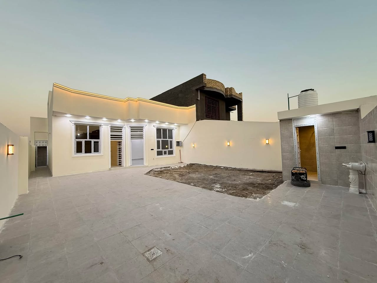 السلام عليكم 

#بيت_للبيع
المساحه 309m
الموقع 
بابل اجبله -حي كريم
يبعد عن المستشفى 500m 
البناء طابوك 
يحتوي البيت على 
استقبال 7x4.5m
مطبخ 6x4
صاله 10x4.5
غرفتين مساحتهما 5x4
حديقه 8x5.5
طارمه 12m
البيت طابو صرف تحويل مباشر 

للاستفسار واتصال ع ارقم فقط 
***********
