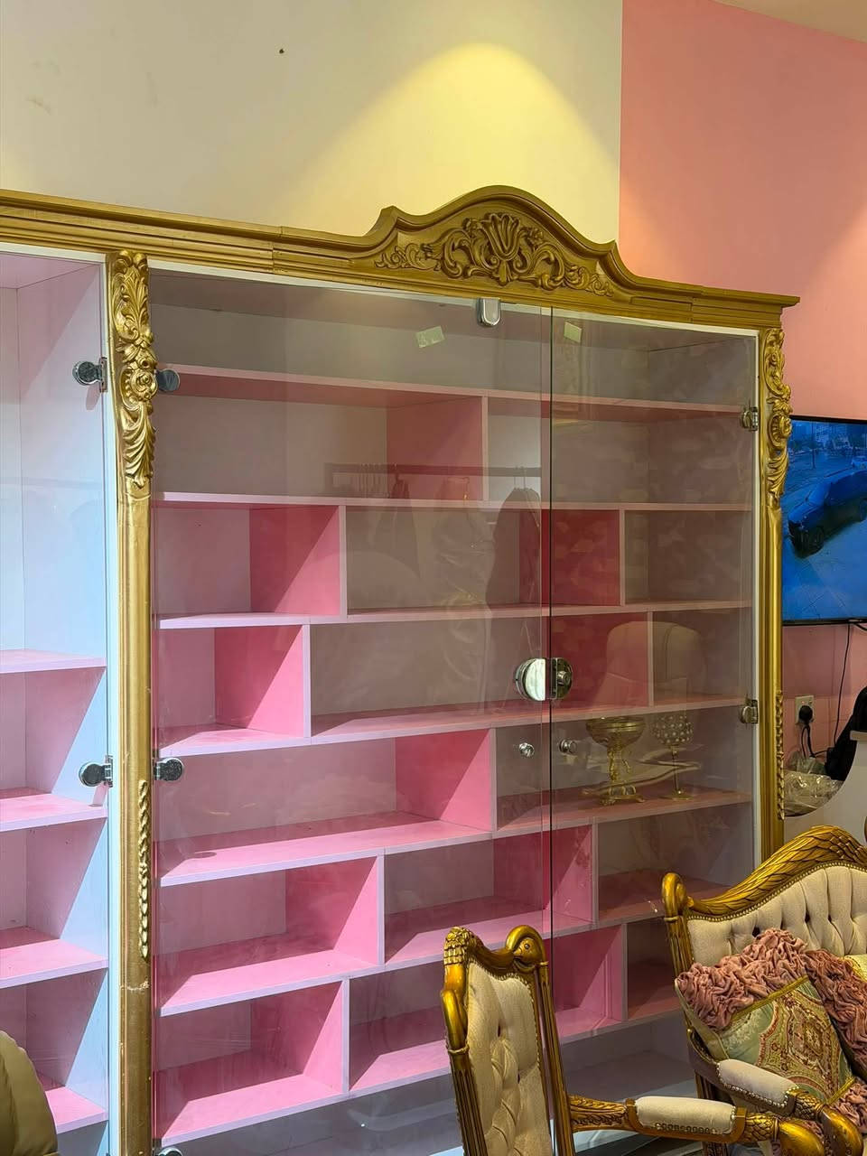 معرض ديكور رفوف / كوزمتك / مكياج / تحف / عطور / ابشي تريده يصير / للبيع تريده مع الجام او بدون الجام ***********
مكاني بصره طويسه

