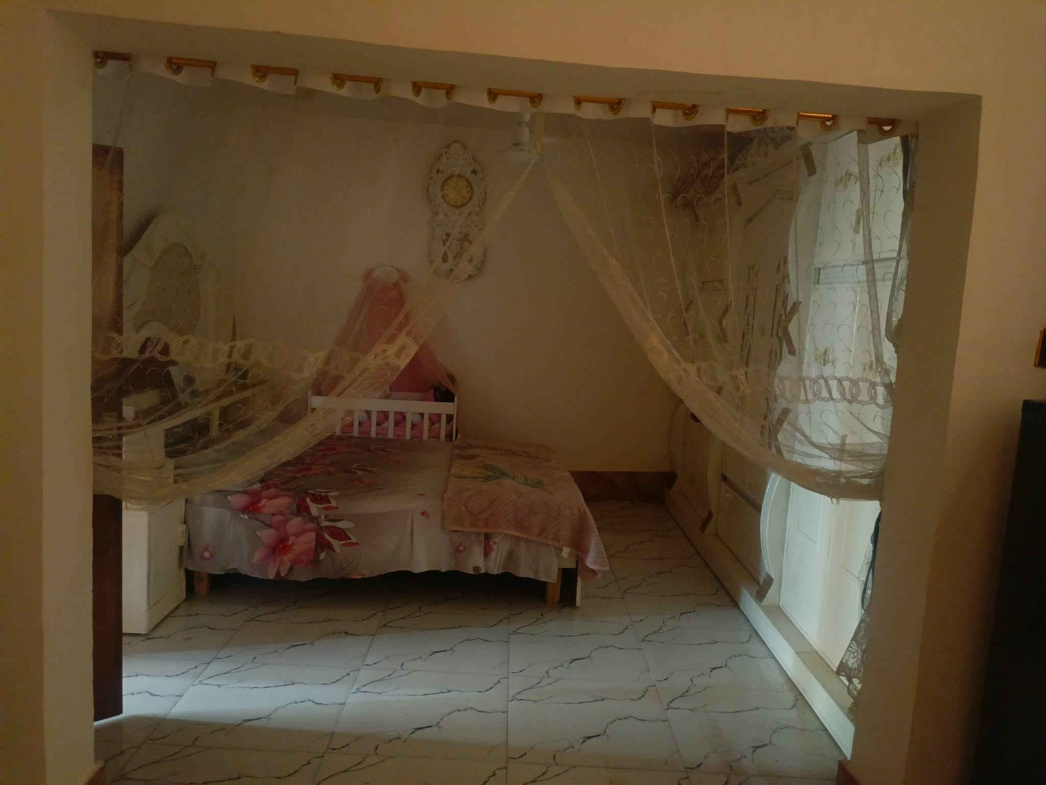 لسلام عليكم  البيت طابو زراعي سند 25 مساحته 120 ب السند وا 140 واقع حال موقعه شارع الحسينيه شارع 80 البيت موقعه قريب على الشارع وبيه كافه الخدمات ماء وكهرباء وانترنيت ضوئي وا تبليط جديد  بيه كلدور 10 امتار وصاله 4x5 مطبخ وثلاث غرف نوم.غرفتين من عدهن مفتوحات على بعض وصحيات خارجي وحمام داخلي وطارمه واجهيه البيت 20 والنزال 7 ونص  البيت كامل من الداخل بيه جم شغله نقص البيت سايمه77  وبيه مجال  كلشش بسيط
للتواصل ***********
