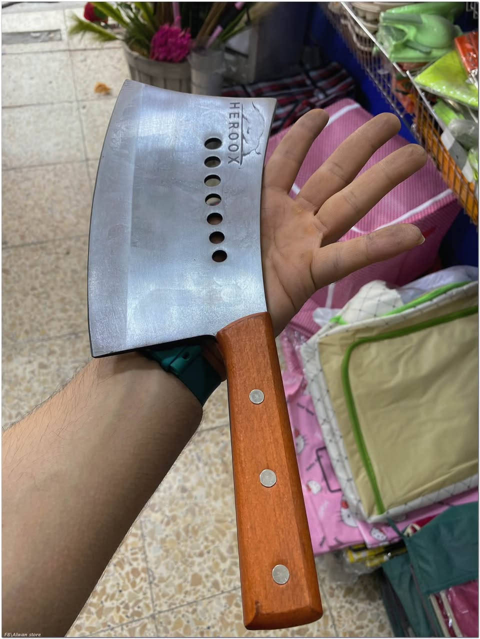 متوفر طبر ثكيل كلش بهالشكل حجم ضخم وزنه ثكيل كلش سعر ١٣ الف 
متوفر توصيل

نص مكتوب في الصور:
- FB\Alwan store