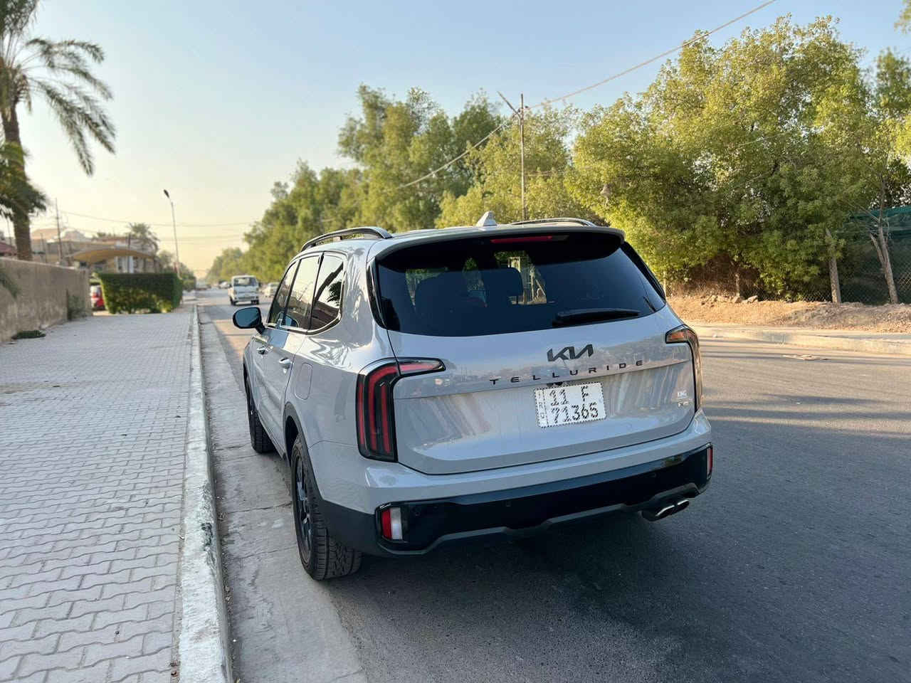 السلام عليكم
للبيع كيا تيلورايد موديل ٢٥ شهداء باسمنة تاخذ وكالة عند الشراء
فئة sx xpro برستيج لون اسمنتي 
فول مواصفات 
فتحتين سقف 
داخل مشمشي 
سقف كنتارا 
٥ كامرات 
حساسات امامي خلفي 
تبريد كشنات وتدفئة 
هيتر ستيرن + اهتزاز عند الخروج من المسار 
مساج كشن السائق + ميموري خزن 
رادارات امامي خلفي جانبي 
صندوق كهرباء 
تشغيل عن بعد 
تحديد مسار 
سستم صوت هارمن كاردن 
٥ وضعيات قيادة + فور ويل 

ملاحظة ‼️‼️ السيارة بيها نقص رادارت الامامية الجانبية ‼️
 بيه جاملغ وبارد بلبنيد فقط 
مكاني بغداد الجديده 
السعر ٣١٠
هاتف ***********
