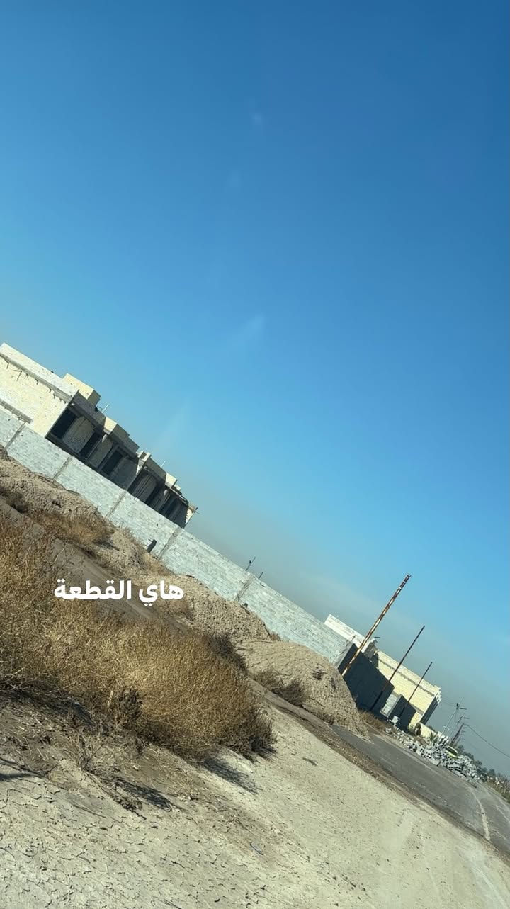 قطعة ارض 100 متر زراعي سند 25 للبيع الموقع مجاور مطار بغداد الدولي بظهر جامعة المشرق تحديداً (مربع الڤلل) هذا التصوير قبل سنة وجانت دتنبني المنطقة ارقى بناء ڤلل وبيوت ومزارع منطقة تجنن وجديدة لو بيدي مابيعها بس لان دا اشتري عقار 🥲 وبالعافيه عالياخذها🤍 للاستفسار *********** واتس

