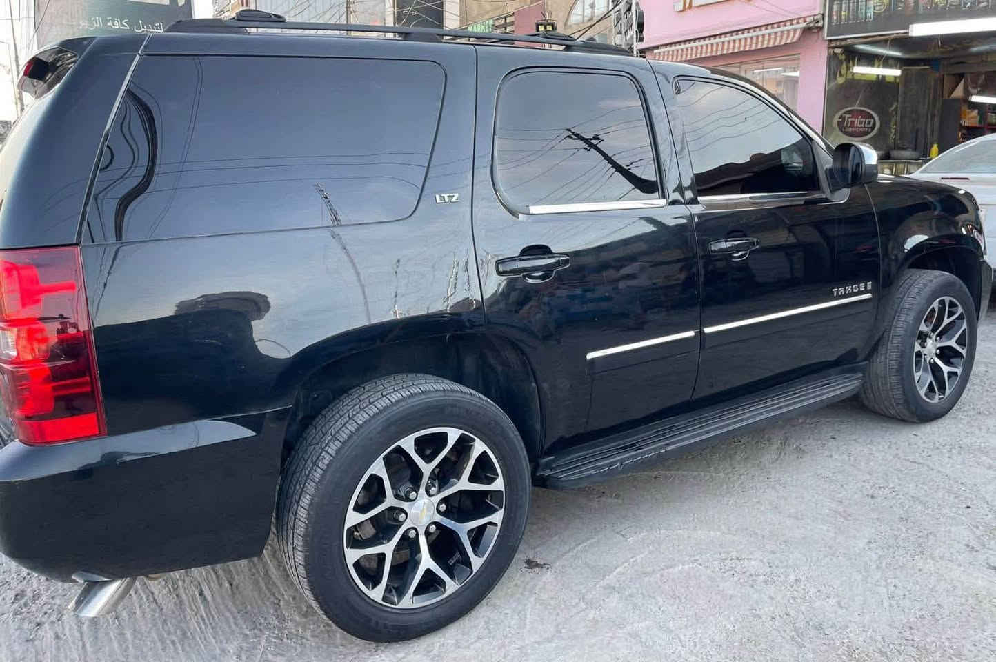 السلام عليكم
سياره تاهو اللون اسود رقم بغداد انكليزي 

موديل 2007 

LTZ

فتحه 

ويل 20 

قرار 102 

السياره جاهزه بيه شخوط بالدعاميه

السعر 175 

رقم الهاتف 

***********
