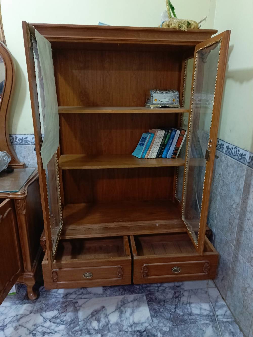 بوفيه ضخم • واجهة ١٢٠×١٩٠ • نظيف