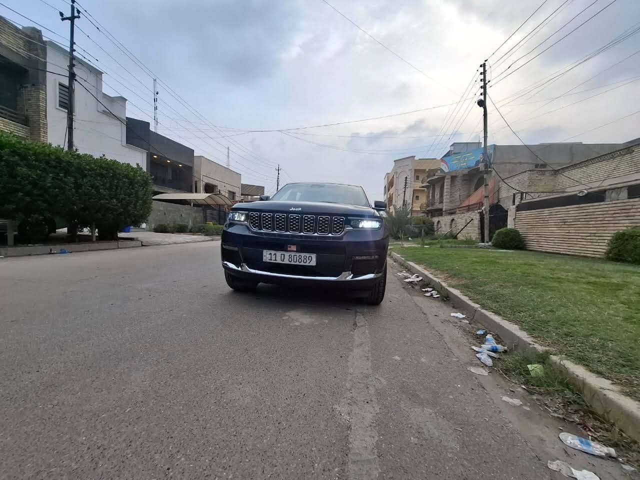 السلام عليكم 🫡 

للبيع Jeep Grand Cherokee 

موديل 2023 فئة Limted  فووول عدة الفتحة

السيارة 7 راكب منفصل 

3 قطع تبريد  و جنطة كهرباء و شاشة كبيرة و شفتات ستيرن 

رادار امامي 

4 ويال

كشنات جلد وكهرباء وتدفئة

ستيرن خياط وتدفئة 

مكينة 3600

الابواب والدشبول مطعمة بصاج 

حساس خلفي و توقف ذاتي 

رادارات جوانب 

السيارة ماشية 10 الالف بامريكا ومشت يمي 11 الف

السيارة استخدام شخصي 

حادث السيارة جاملغ وبنيد بدون اي داخل بدون ايرباك

وسيارة بدنة وراديترات وتبريد وبراكيت وفلينة وداعمية علة 

وضع الشركة السيارة سيارة مبدلة بيها جاملغ وبنيد فقط كشر

السيارة مكانها في بغداد (البياع)

رقم الهاتف ***********

ورقم الهاتف الثاني ***********

السعر 275 🔥🔥 وهم بيها مجال
