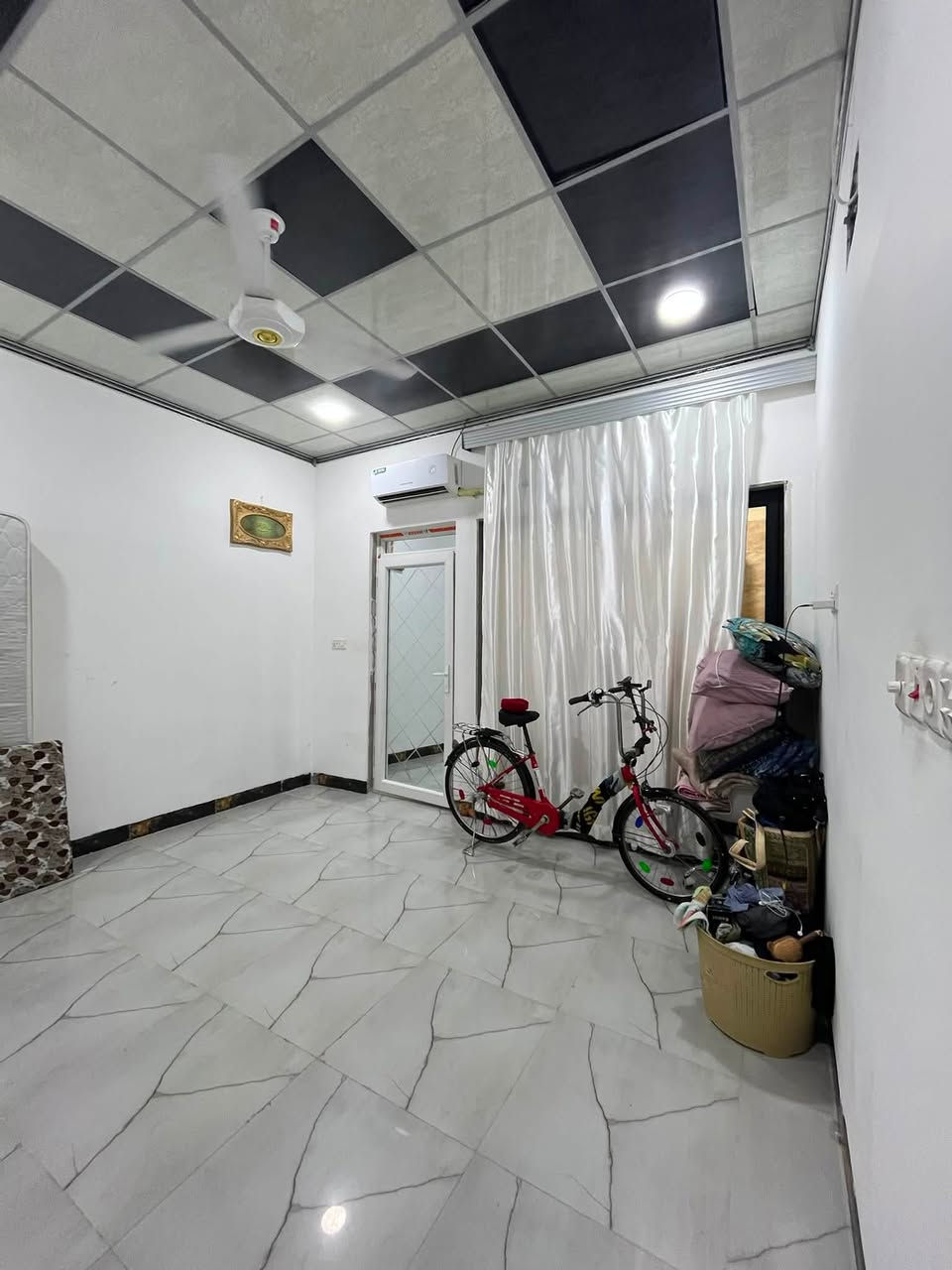 🔥 أنسب بيت بحي الإعلام وبسعر مناسب! 🔥
(للمعرفه السعر اكتب تم في التعاليق)
🏠 بيت للبيع في حي الإعلام
📐 المساحة: 100 متر
↔️ الواجهة: 6 متر
🏗️ بناء حديث
📜 سند ملك صرف – شرط التحويل

يتكون البيت من طابقين:

🔹 الطابق الأرضي:
كراج 🚗، هول، استقبال، مطبخ، صحيات، غرفة نوم + سويت.

🔹 الطابق الثاني:
غرفتين نوم، صالة، بيتونة وسطح.

💰 للمعرفة السعر اكتب تم بالتعليقات 👇

📞 للاستفسار والاتصال:
***********
***********

📍 عنوان المكتب:
حي البكر – سايدين الكنيسة – تايتنك – مقابل مقهى اليمان
عقارات أرض الملوك 🏡
