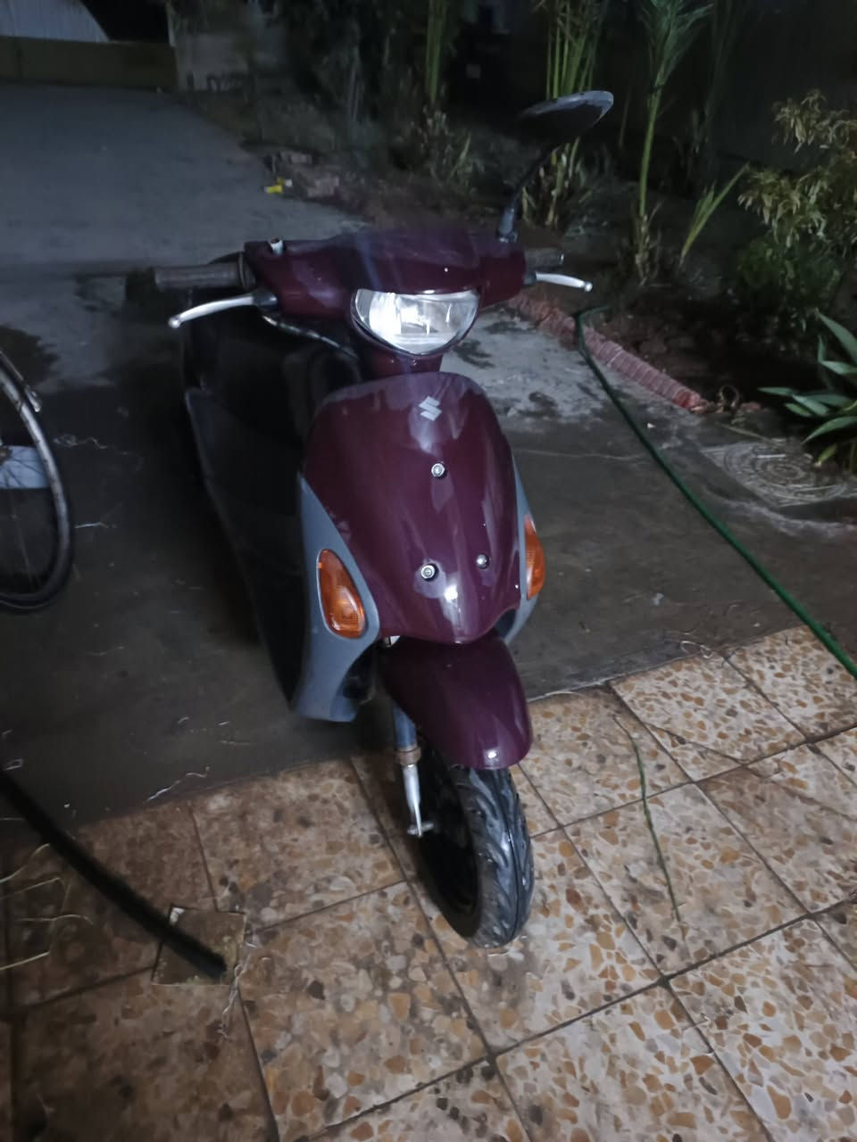 دراجه يابانية سوزوكي 50 cc للبيع 
متروكه 3 سنين وتحتاج بطاريه جديده وتنضيف او تبديل نوزل وتصفيه عامه 
اللون عنابي نضيفه حد السرعه 60 
سعر 90 الف دينار 
المكان الدورة شارع الطعمه 
للتواصل واتساب ***********
