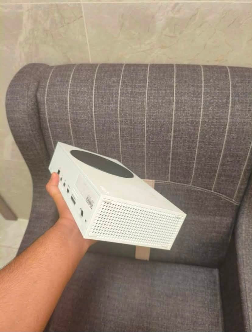 السلام عليكم
للبيع Xbox Series S 🔥

الجهاز نظيف جداً وما مفتوح ولا مصلح  
يجي وياه:
- يدة أصلية  
- يدة اضافية GameSir T7
- هارد خارجي 1 تيرا  
- قاعدة شحن لليدات 
- جميع الكابلات  

يشتغل بدون أي مشاكل  

السعر: 500 ألف (قابل للتفاوض للجاد)  
للتواصل واتساب فقط :-***********

الموقع: بابل
