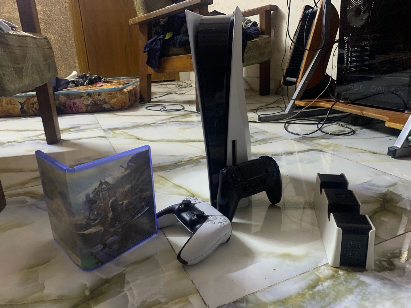 ps5 وارد اوروبي هولندا ما مفتوح لا صيانه ولا تنضيف ويا لعبه اله الحرب راغناروك وحستب بي هاي الالعاب يدات ٢ وشاحنتها وياها للتواصل  بيع مستعجل ***********بي مجال السعر