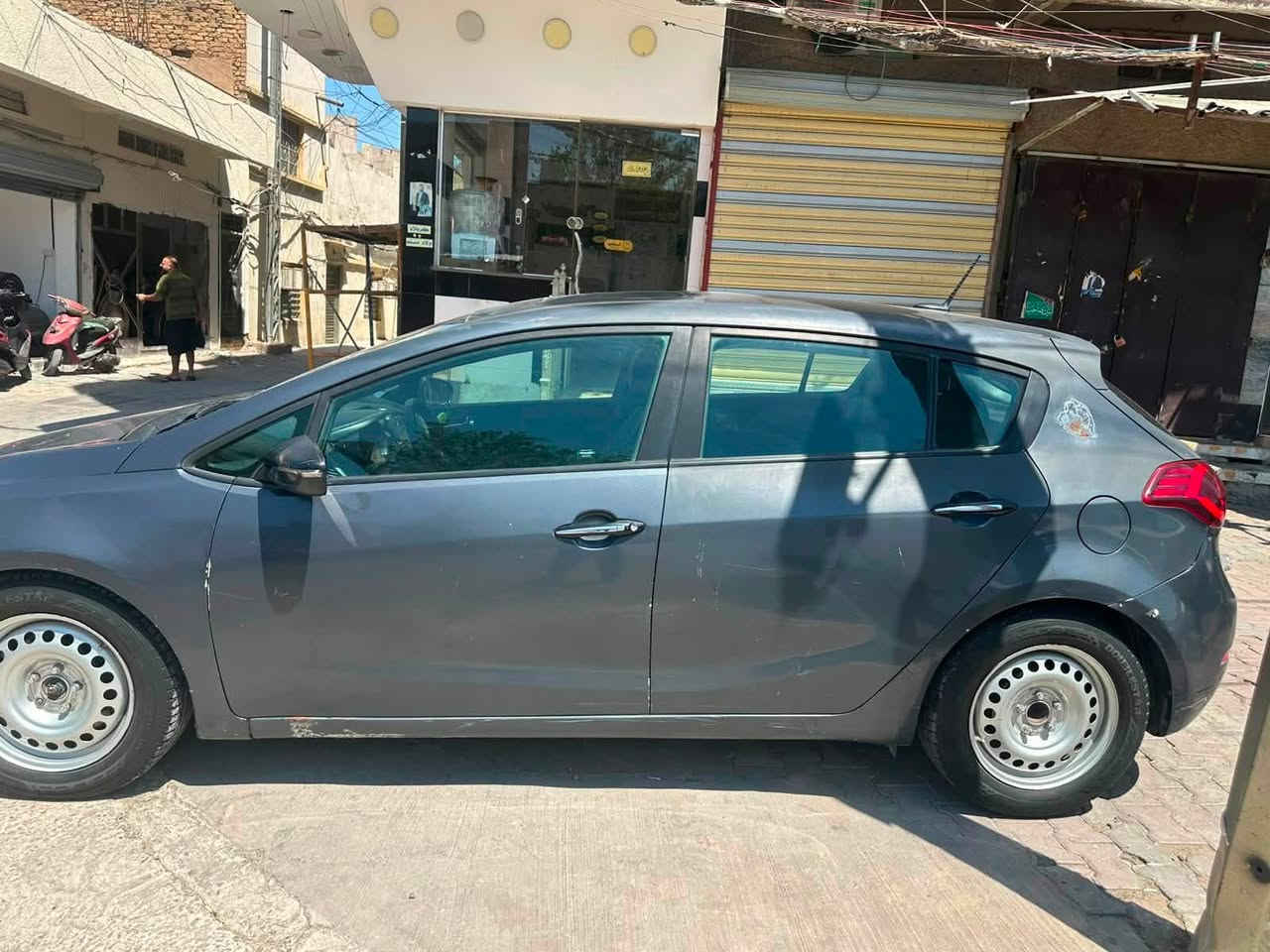 سلام عليكم 
كيا فورتي فول اوتماتيك بس كير عادي 
السياره بيها مكانات  صبغ ابيع احزام 
الاستفسار ***********
