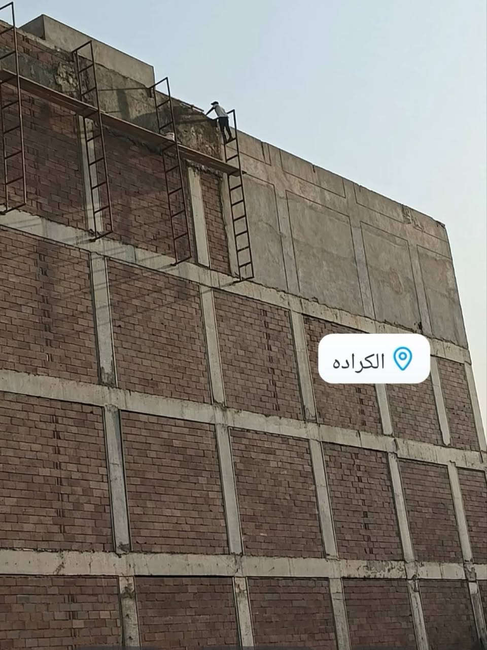 ***********.

نص مكتوب في الصور:
- الكراده
- كرار الشمري للصباغ والديكورات
- ٢٠٢٤/٠١/١٤
- إرسال رسالة
- أعجبني
- تعليق
- مشاركة
