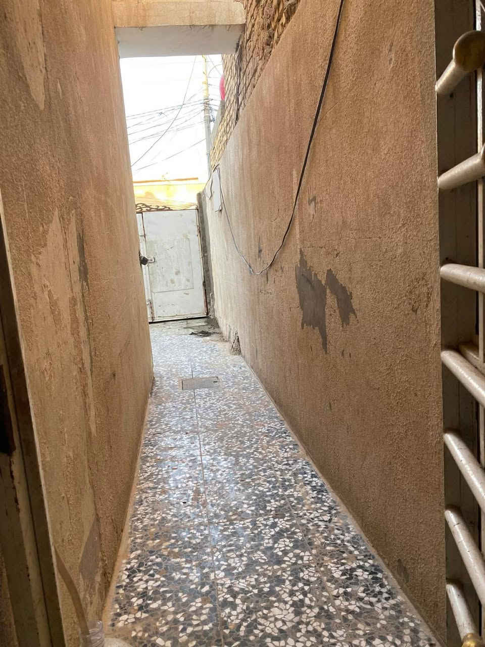 دار للبيع، 160متر السعر125
نجف حي العسكري قرب جامع الحسن العسكري 
يحتوي على غرفتين وصاله ستقبال ومطبخ وصحيات 
*********** منطقة 4000
