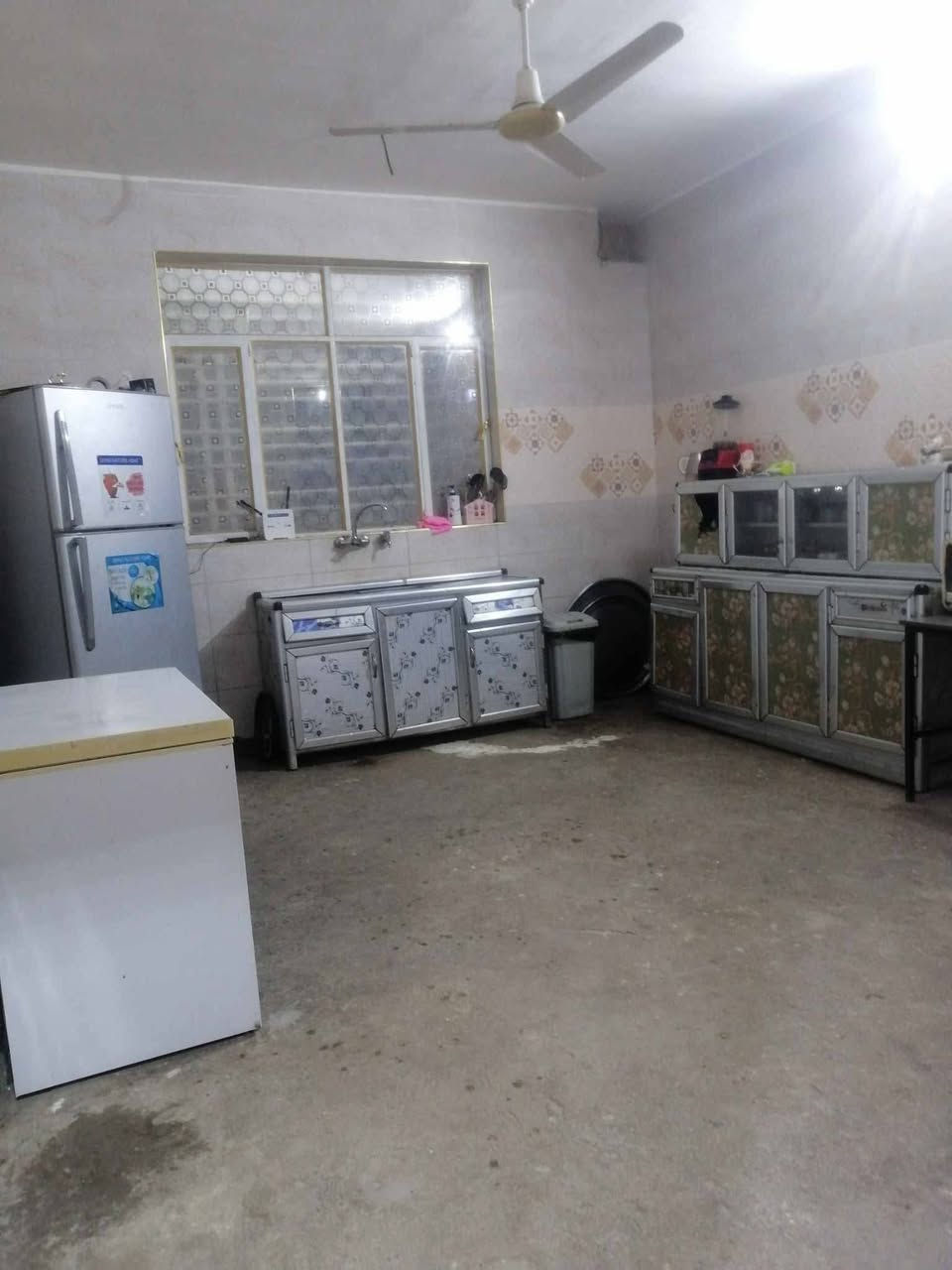 دار للبيع مساحه ٧٠٠ متر استقبال غرفتين نوم ومطبخ وصاله كبيره وصحيات بناء حديث رفت طابوك سيراميك نقص ارضيه وسياج خارجي السعر ١٦٠ وبي مجال بسيط المدائن مقابيل قاعة أوسكار شارع الغسل زراعي ١٧ الاستفسار ***********
