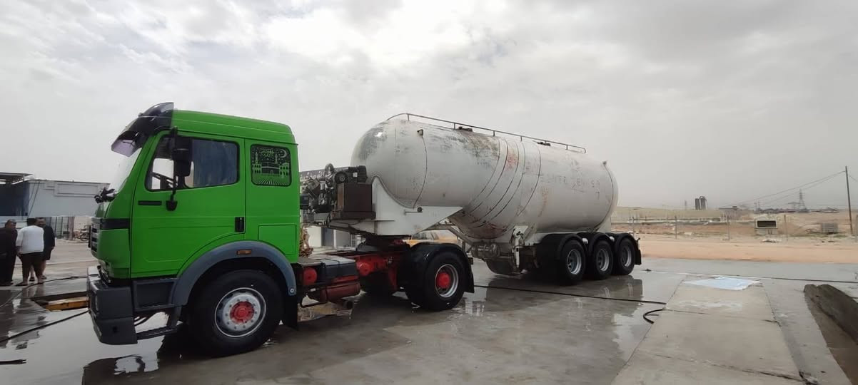سلام عليكم سايلو سويدي للبيع ضاغطة ام الطير حموله 39-40طن مكان النجف الاشرف رقم الهاتف ***********
