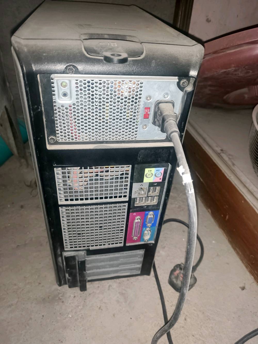 ملاحظه انطيك كيس ويا لابتوب قديم بس شغال هديه

للبيع لابتوب هندسي واحترافي قوي (Dell Precision 7710 Workstation)
الجهاز ممتاز جداً لبرامج الهندسة، التصميم، المونتاج، والبرمجة.
 * المعالج: Intel Core i7-6820HQ (أداء عالي وثابت للمهام الثقيلة)
 * الرامات (RAM): 16 GB
 * كرت الشاشة المنفصل: NVIDIA Quadro M4000M (سعة 4 GB، ممتاز لبرامج الرندر والتصميم)
 * التخزين: 500 GB
📌 ملاحظة عن الحالة:
الجهاز نظيف وشغال تماماً وبدون أي مشاكل تقنية، البطارية بكفاءة حوالي 62%.
💰 السعر: 350,000 دينار عراقي (وبي مجال هواي ع السعر للجاد)
📍 المكان:  الانبار الرمادي (استلام مباشر من الموقع / بدون توصيل)
📞 للتواصل:
***********